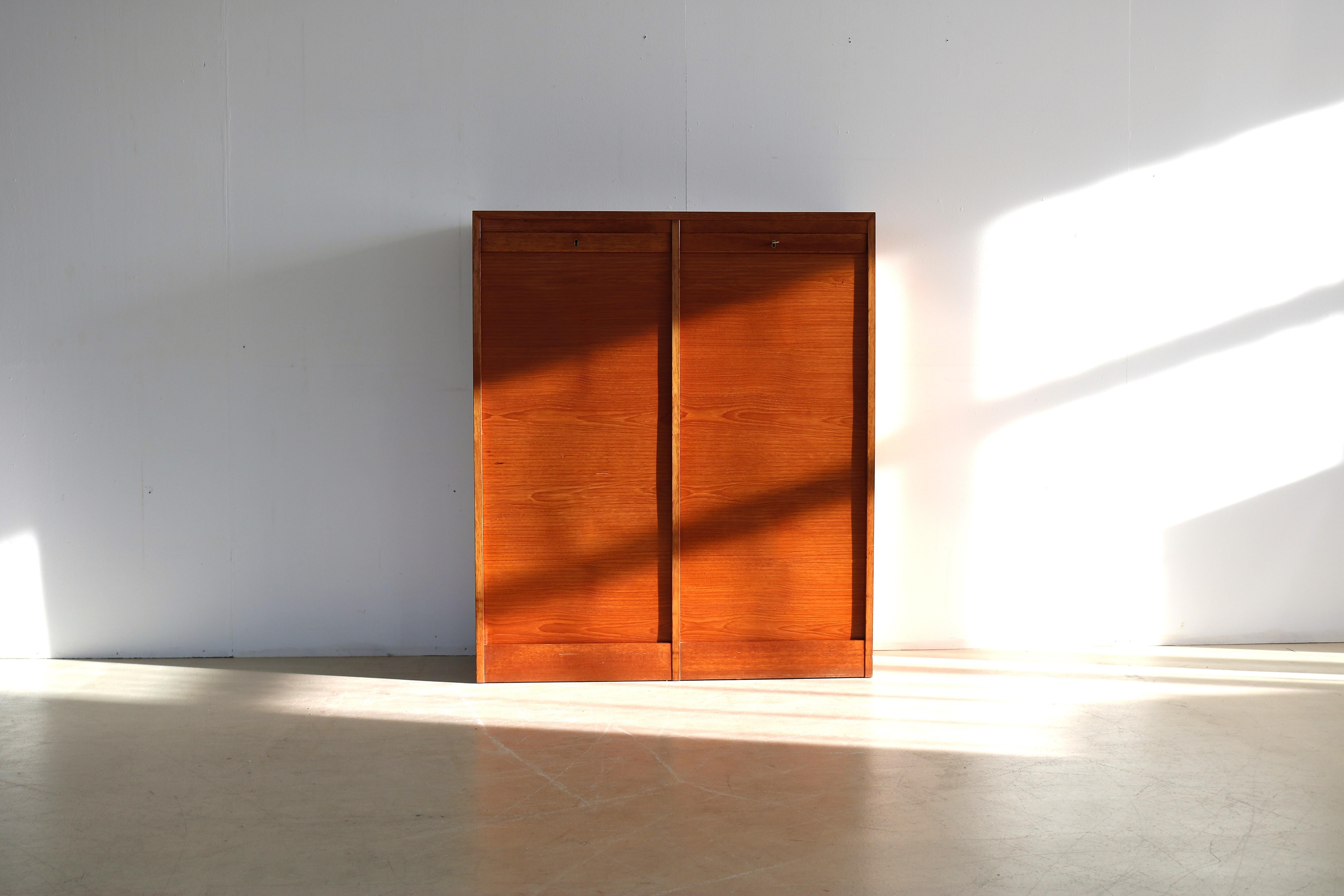 Vintage double filing cabinet cabinet teak 60s Danish

Period 60's
Designs unknown Denmark
Conditions good light signs of use
Size 115 x 98 x 37 (HxWxD)

Details teak; wood; tambour roller doors;

Article number 1887