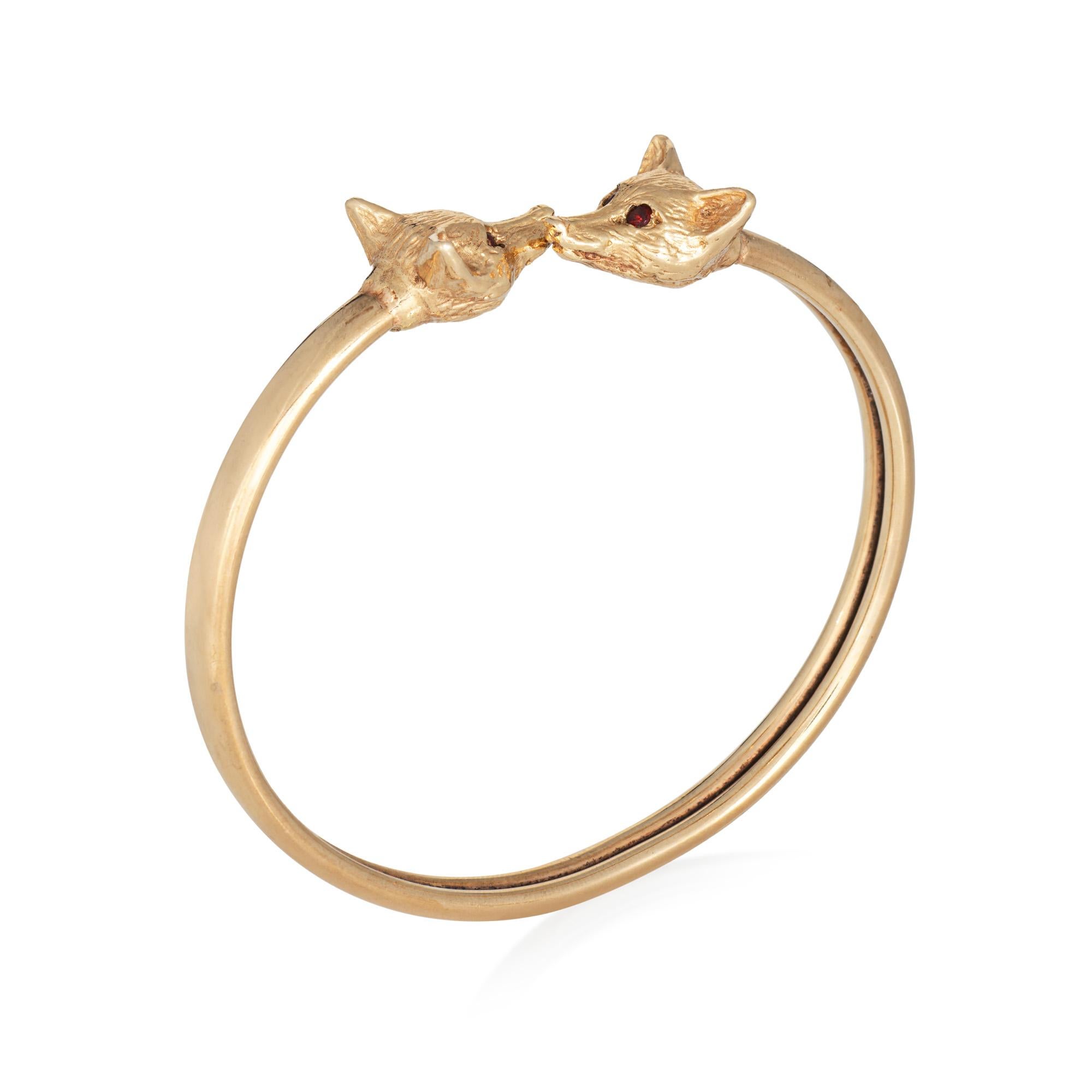 Bracelet élégant et finement détaillé en or 10k et 14k (circa 1960-1970). 

Deux têtes de renard texturées ornent un bracelet de style bypass. Le bracelet est flexible et se glisse facilement sur le poignet. Le renard est souvent considéré comme un