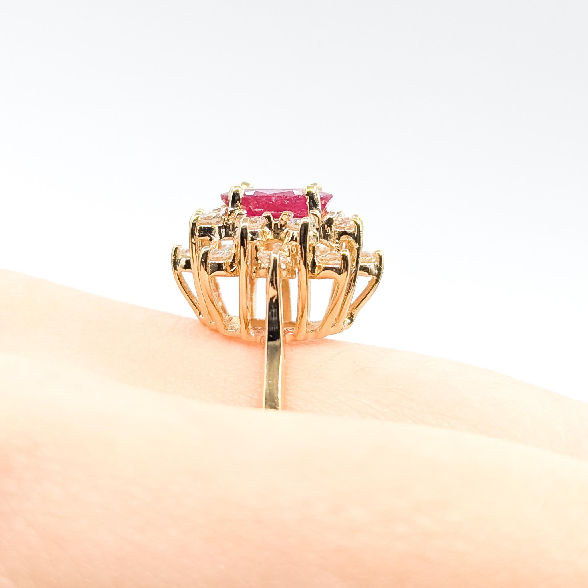 Taglio ovale Anello Vintage con doppia aureola di rubini e diamanti in 14 carati in vendita