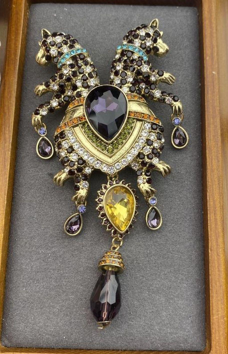 Modern Vintage Double Leopard Crystal Signed Heidi Daus Designer Brooch Pin For Sale
