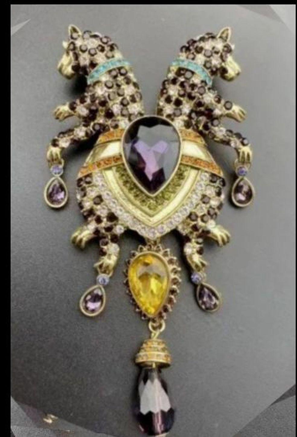 Women's or Men's Vintage Double Leopard Crystal Signed Heidi Daus Designer Brooch Pin For Sale