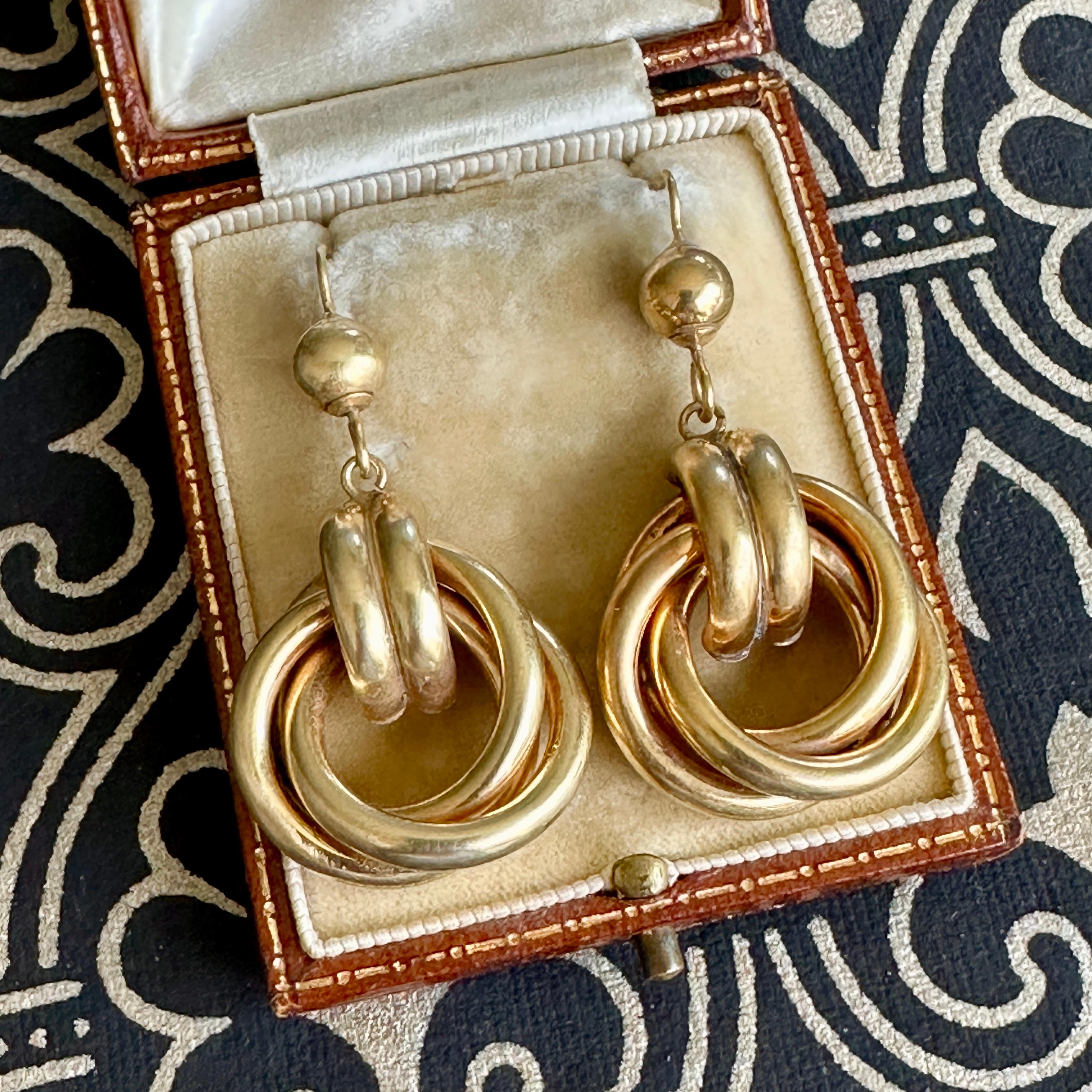 Details:
Vintage timeless classic 9K yellow gold double hoop earrings. Sweet classic twisted knot earrings, would look great for work, or an evening out! Perfect pair to wear everyday! No hallmarks are present but all segments have been tested to