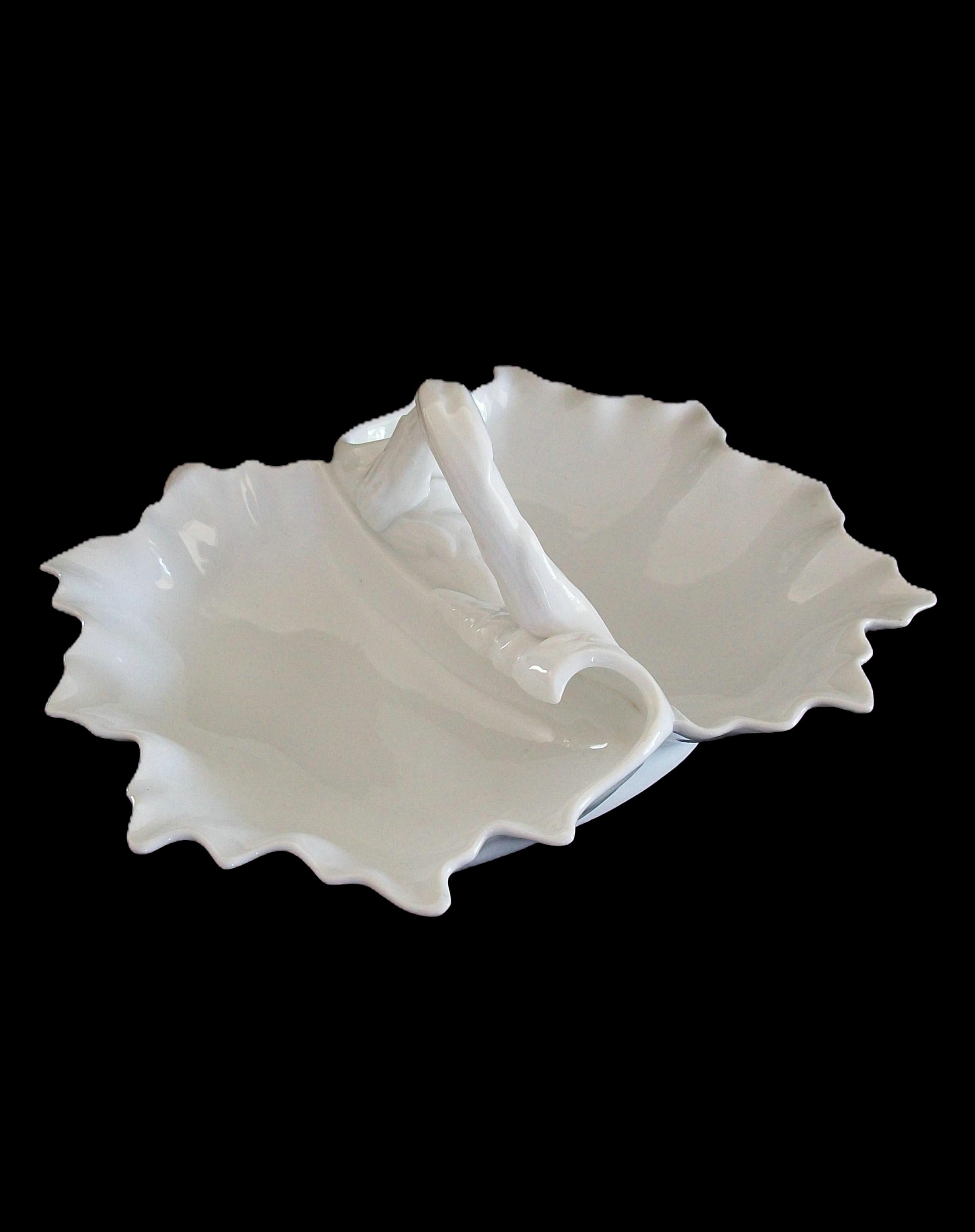 Weiß glasierte Eisenstein-Servierplatte mit Henkel in Form einer Doppelmuschel im viktorianischen Stil - mit nebeneinander liegenden Muscheln und naturalistischem Henkel - unsigniert (unbekannte/unbekannte eingeprägte Marke auf dem Sockel) -
