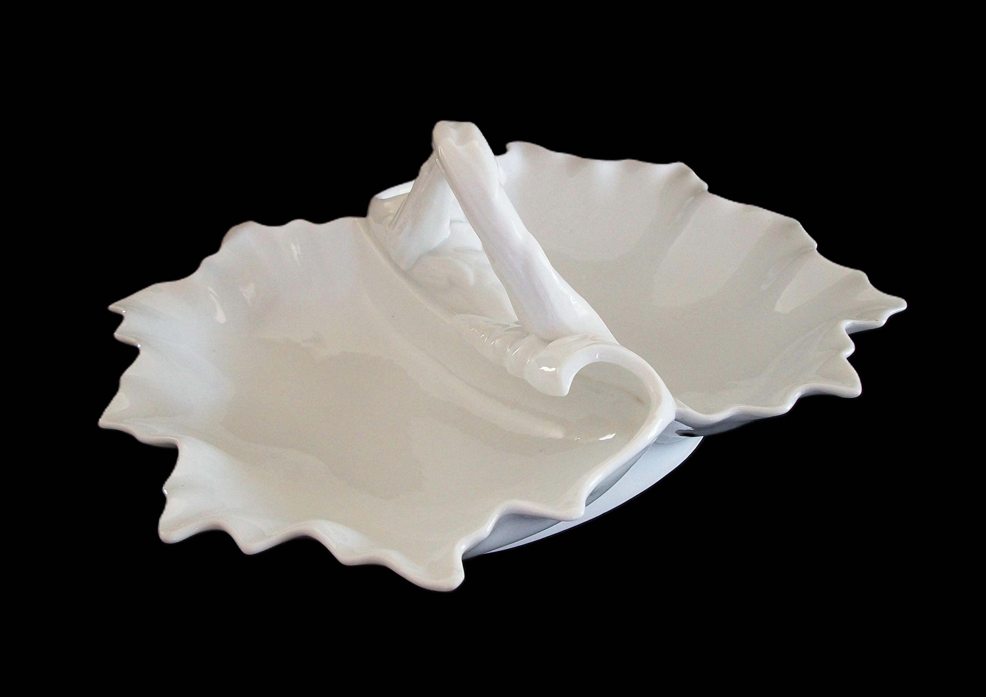 Vintage Double Shell Form glasierten Eisenstein servieren Dish - K.K. - 20. (Viktorianisch) im Angebot