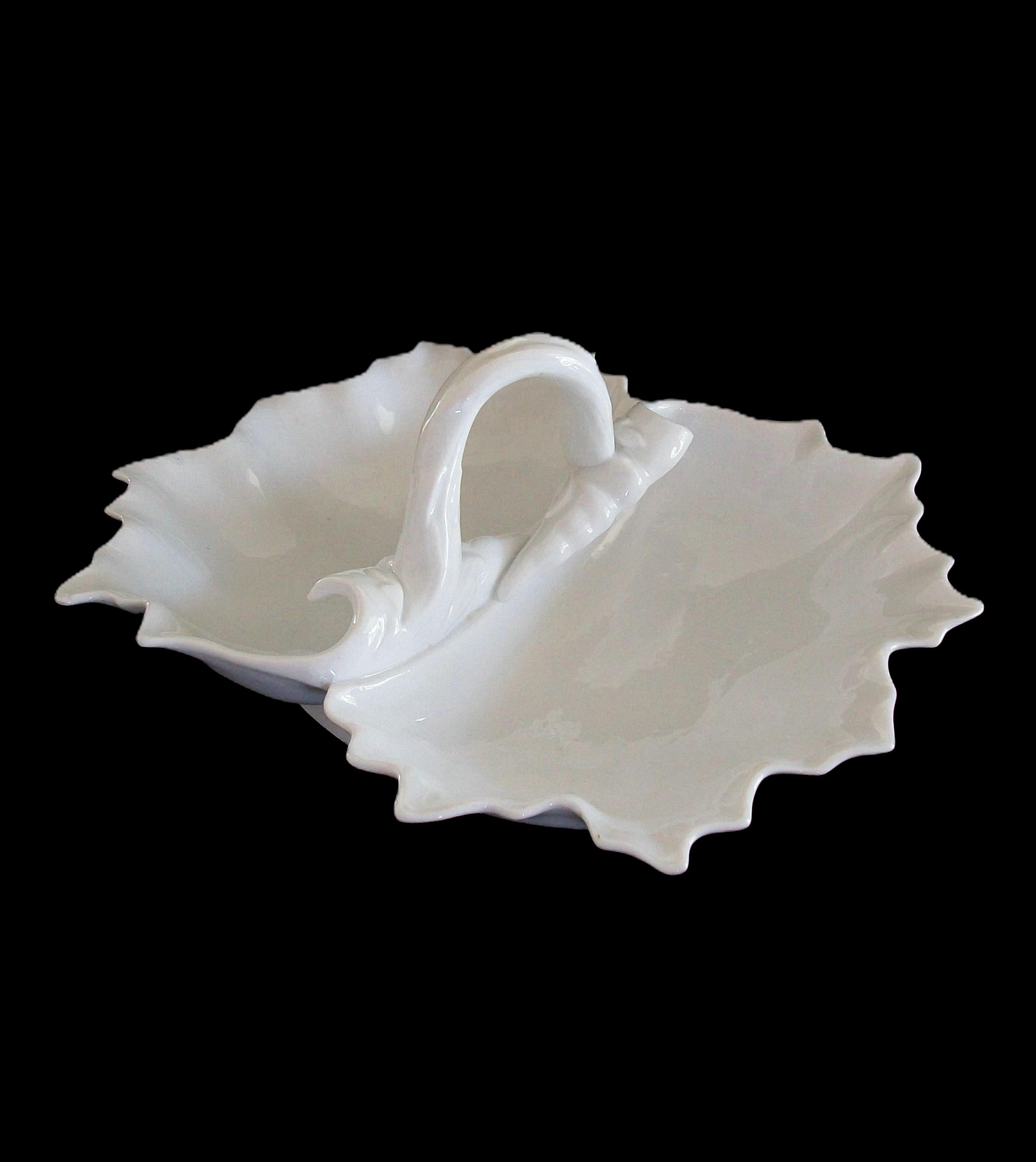 Vintage Double Shell Form glasierten Eisenstein servieren Dish - K.K. - 20. (Englisch) im Angebot