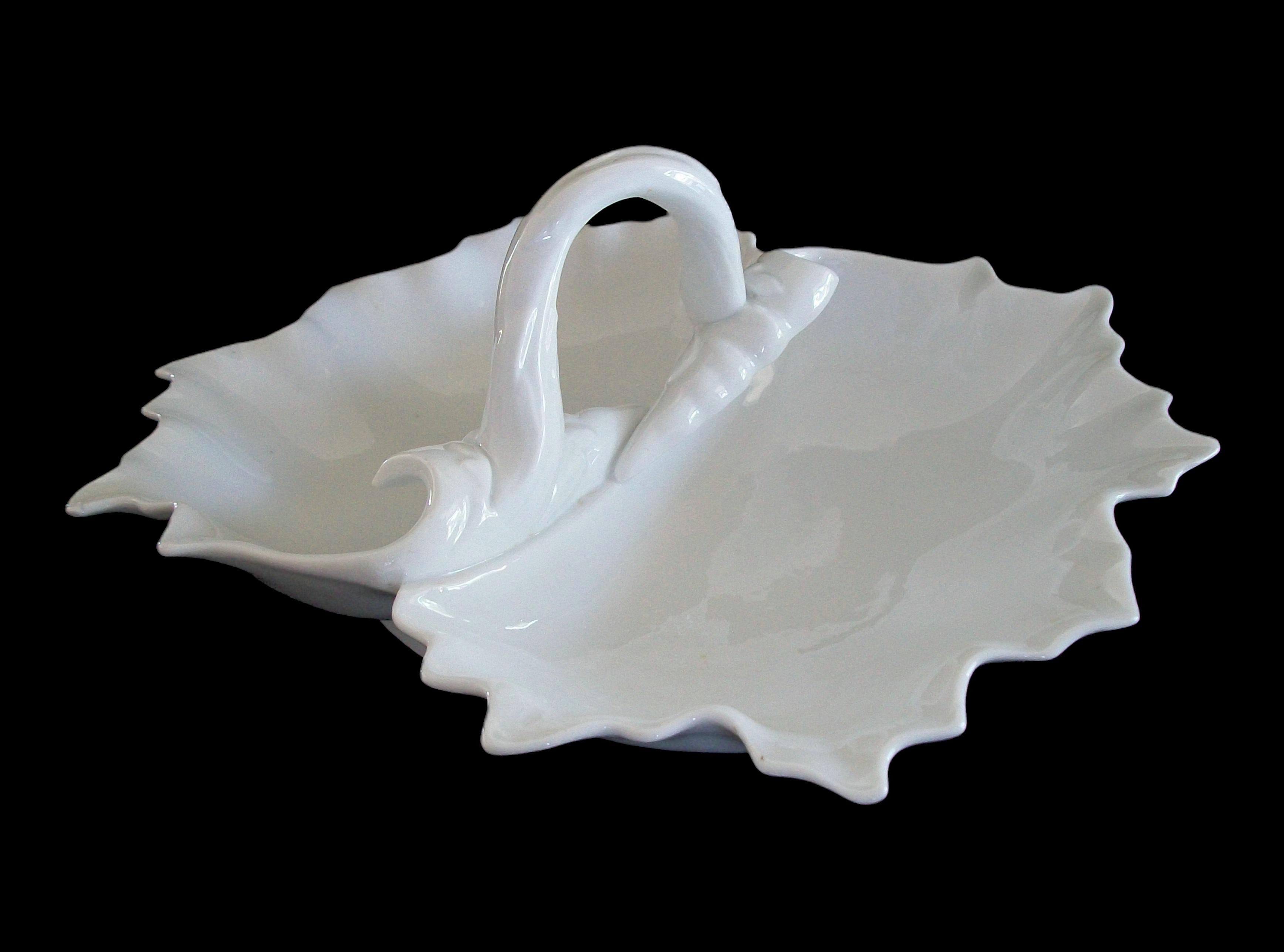 Vintage Double Shell Form glasierten Eisenstein servieren Dish - K.K. - 20. (Glasiert) im Angebot