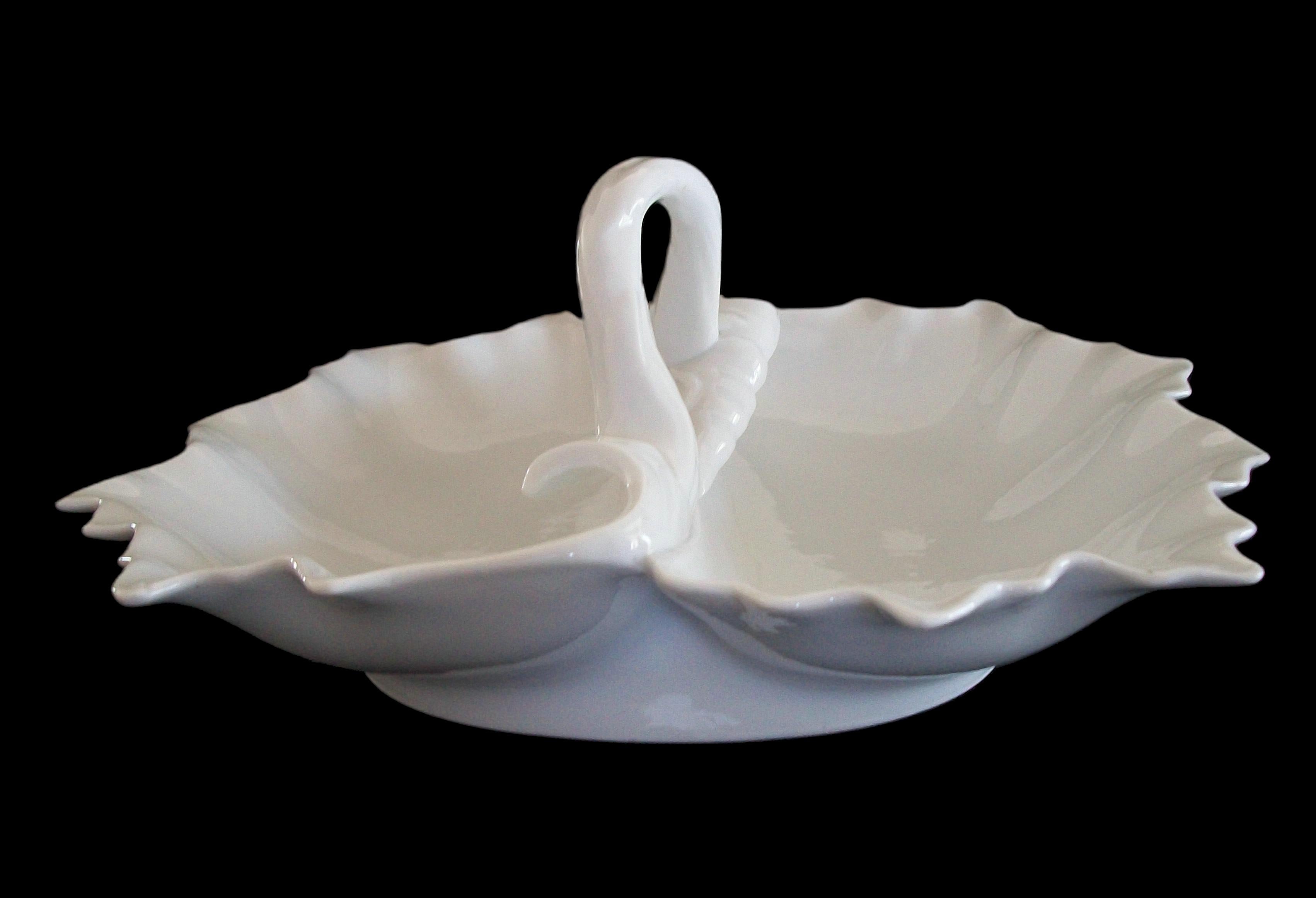 Vintage Double Shell Form glasierten Eisenstein servieren Dish - K.K. - 20. im Zustand „Gut“ im Angebot in Chatham, ON