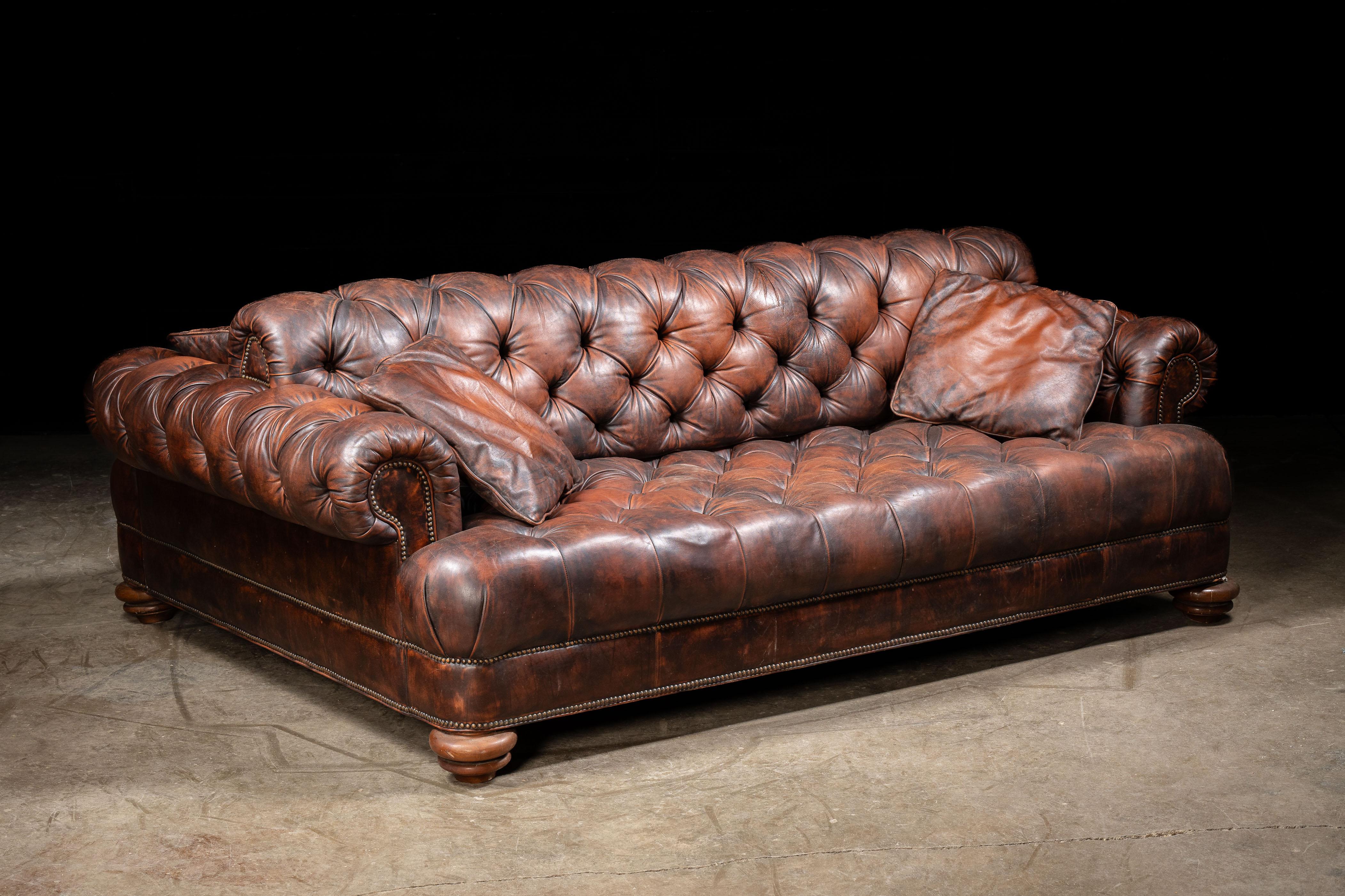 Canapé Chesterfield vintage double face en Brown Bon état - En vente à Dekalb, IL