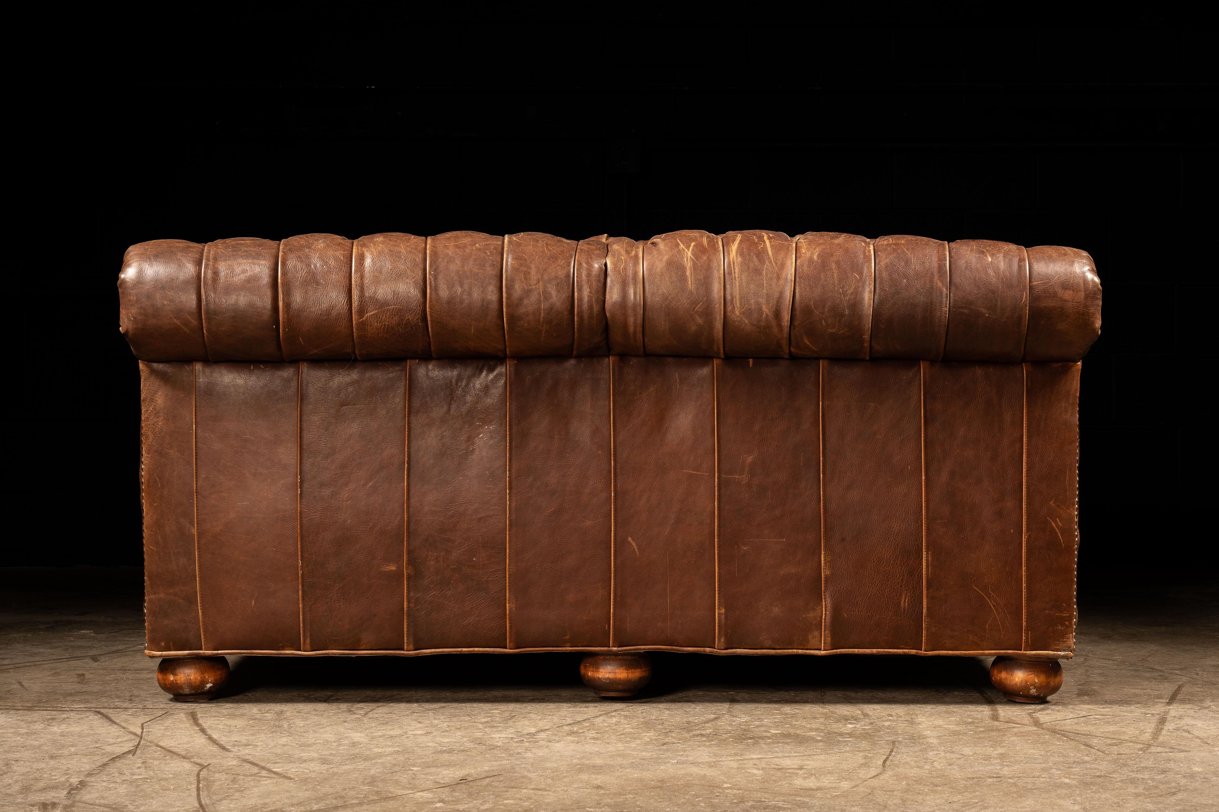 Canapé Chesterfield vintage à double face en cuir caramel en vente 4