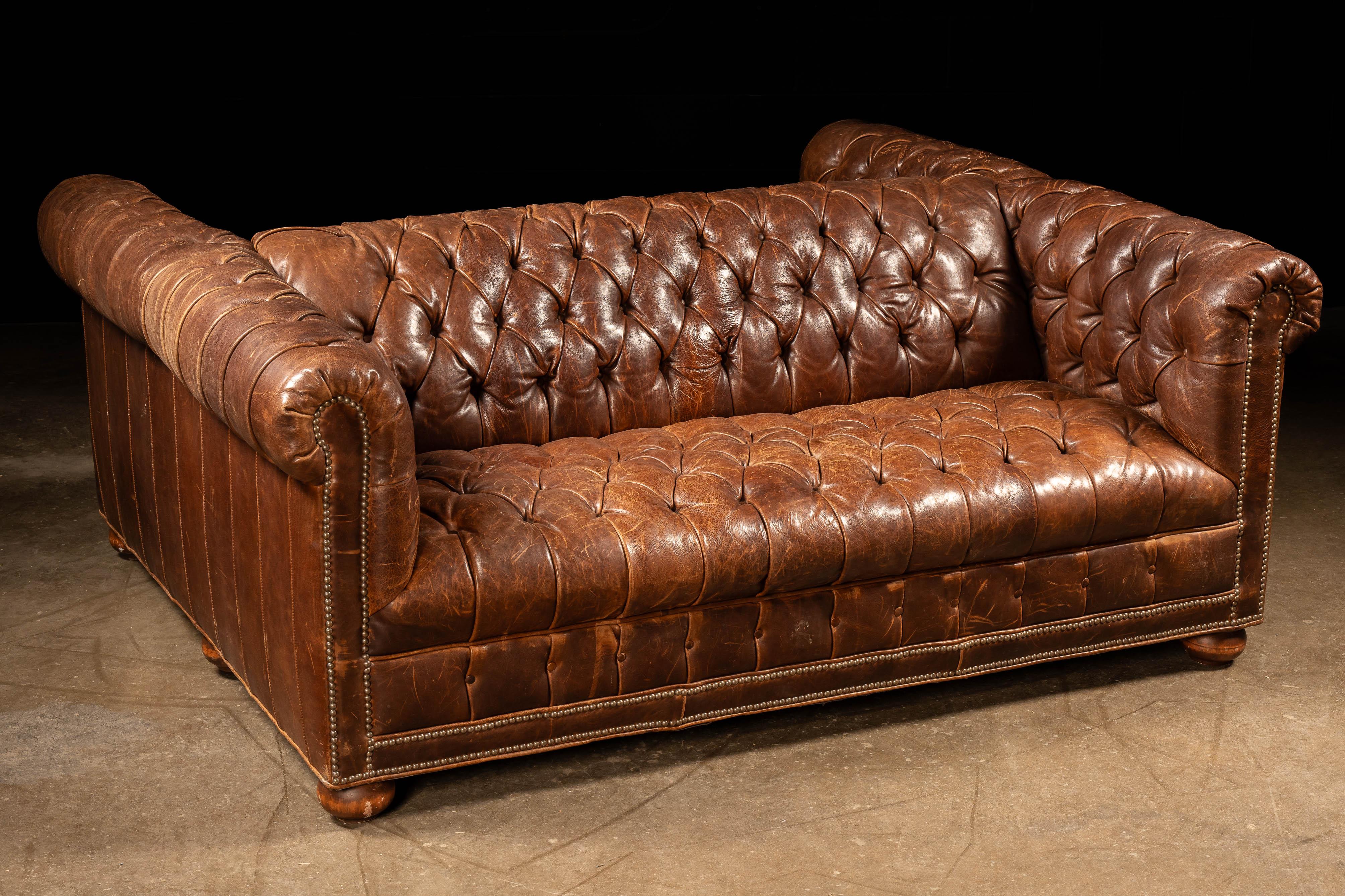 Canapé Chesterfield vintage à double face en cuir caramel en vente 5