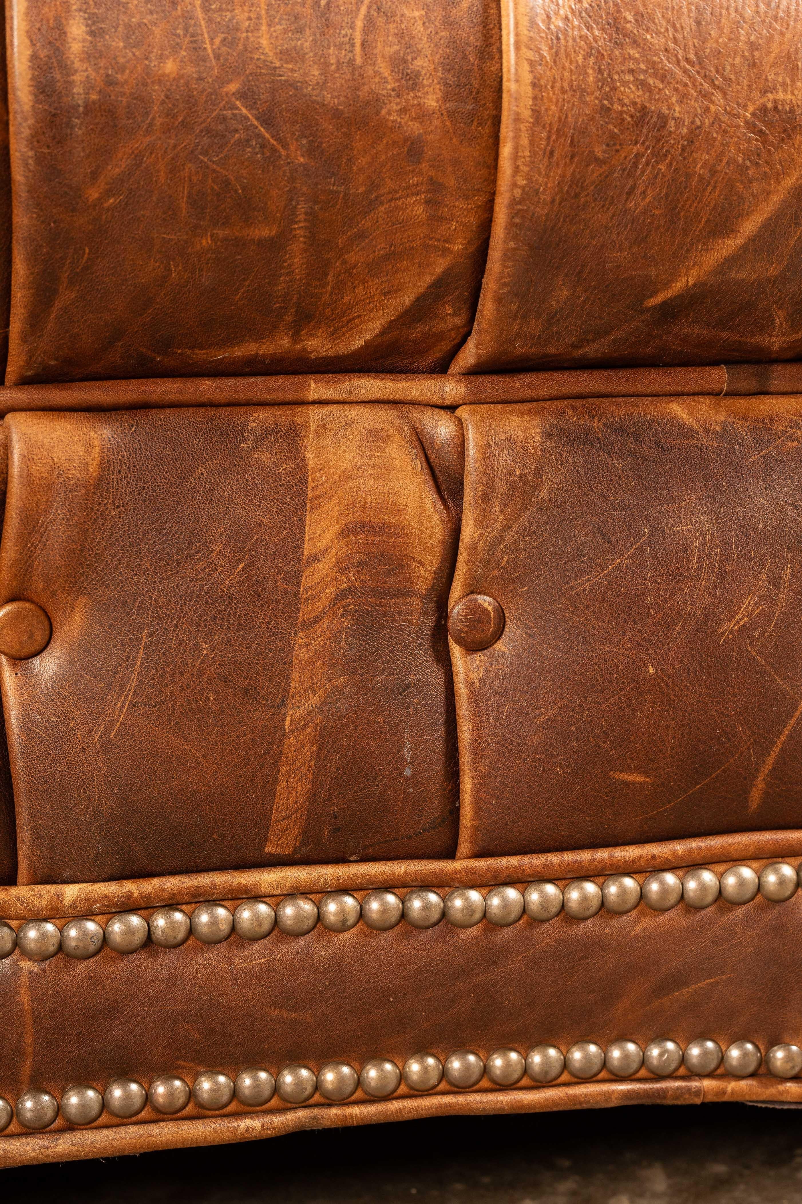 Canapé Chesterfield vintage à double face en cuir caramel en vente 6