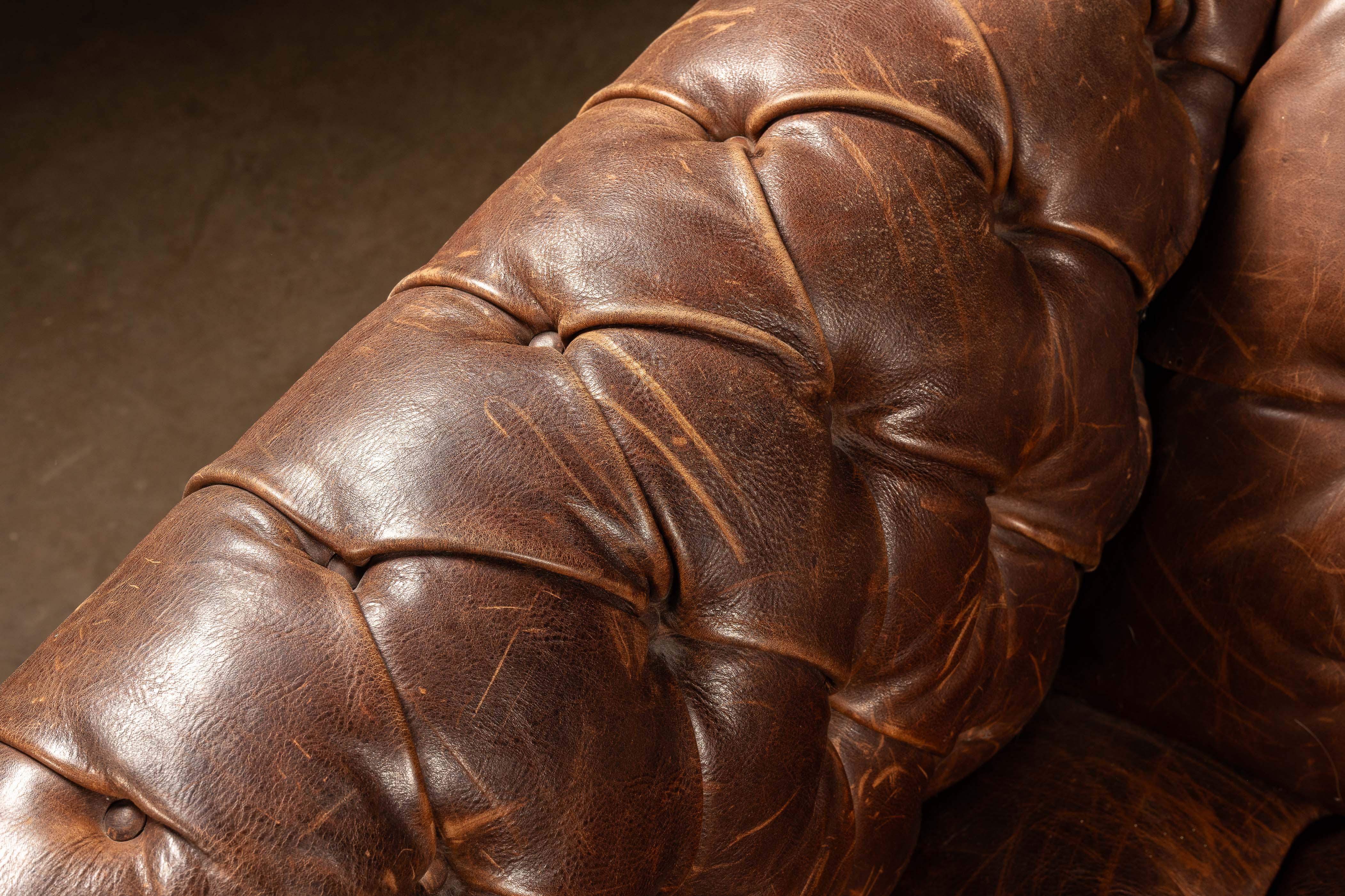 Canapé Chesterfield vintage à double face en cuir caramel en vente 7