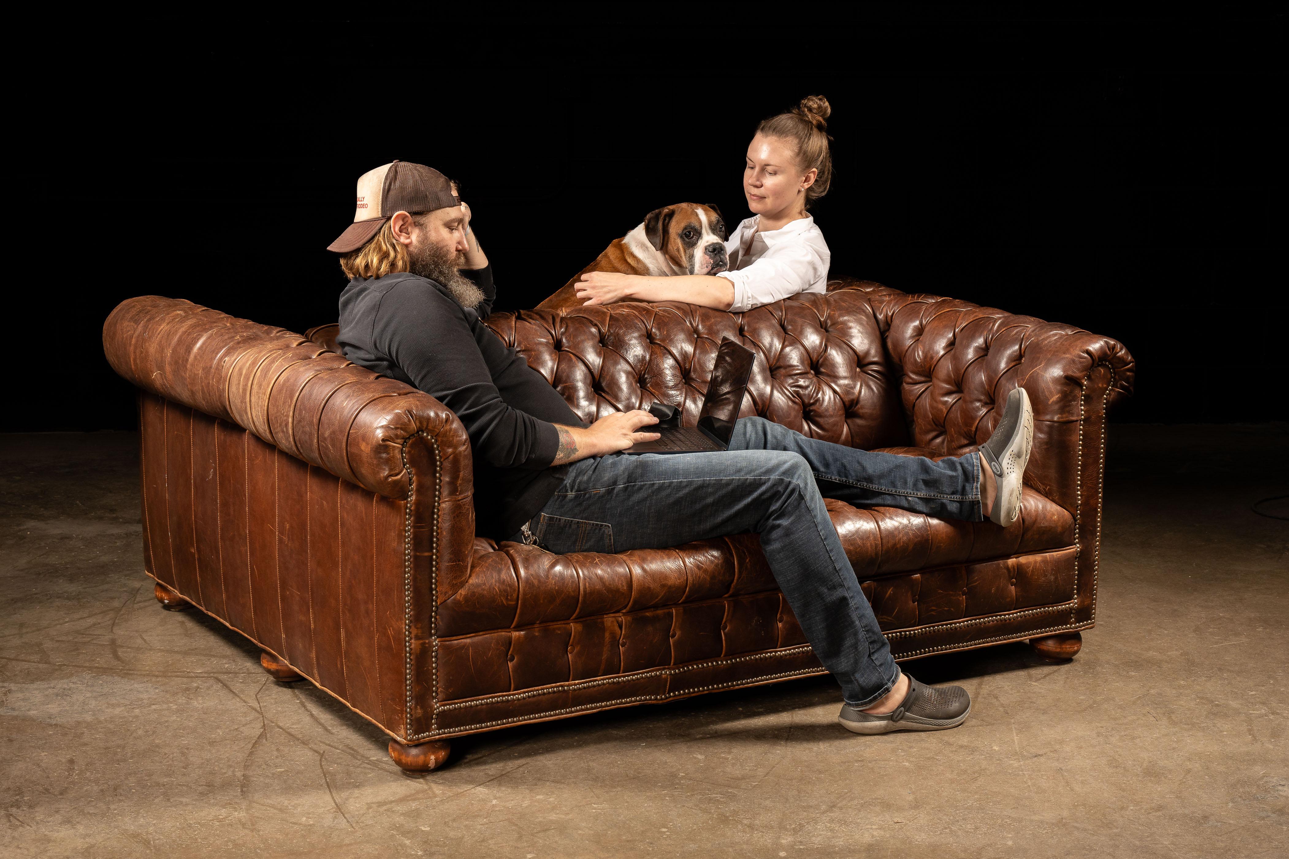 Canapé Chesterfield vintage à double face en cuir caramel en vente 8