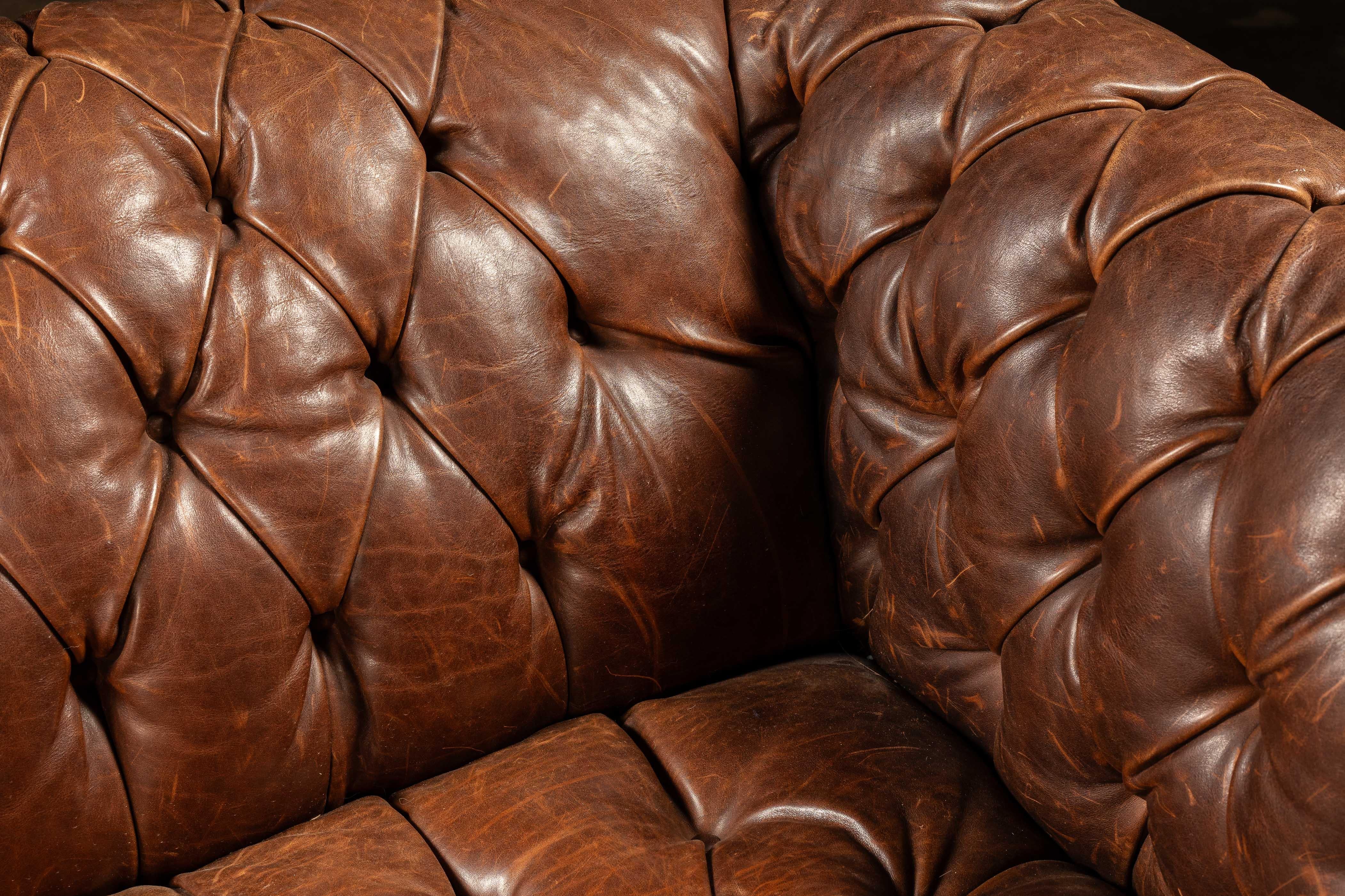 Américain Canapé Chesterfield vintage à double face en cuir caramel en vente