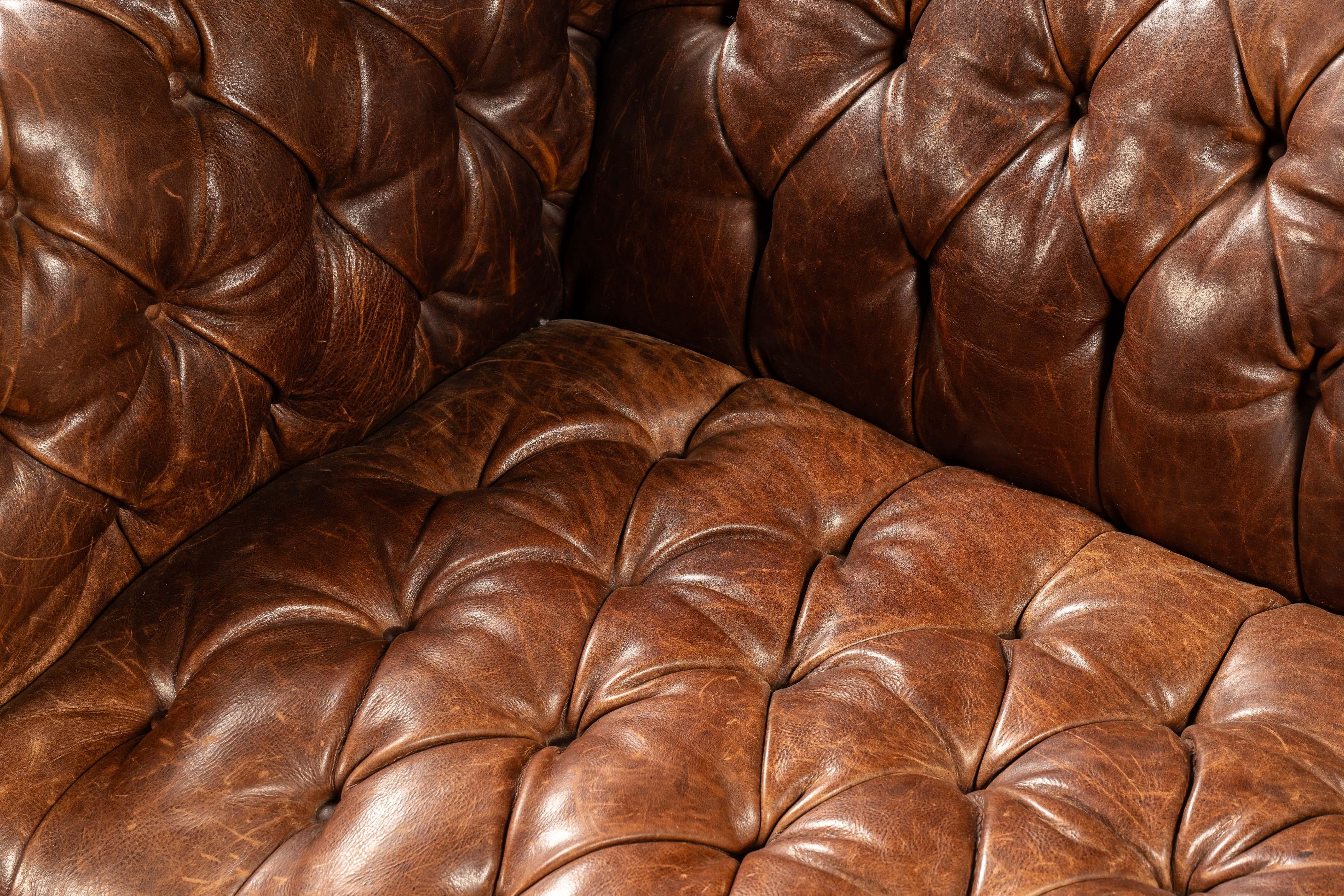 Canapé Chesterfield vintage à double face en cuir caramel Bon état - En vente à Dekalb, IL