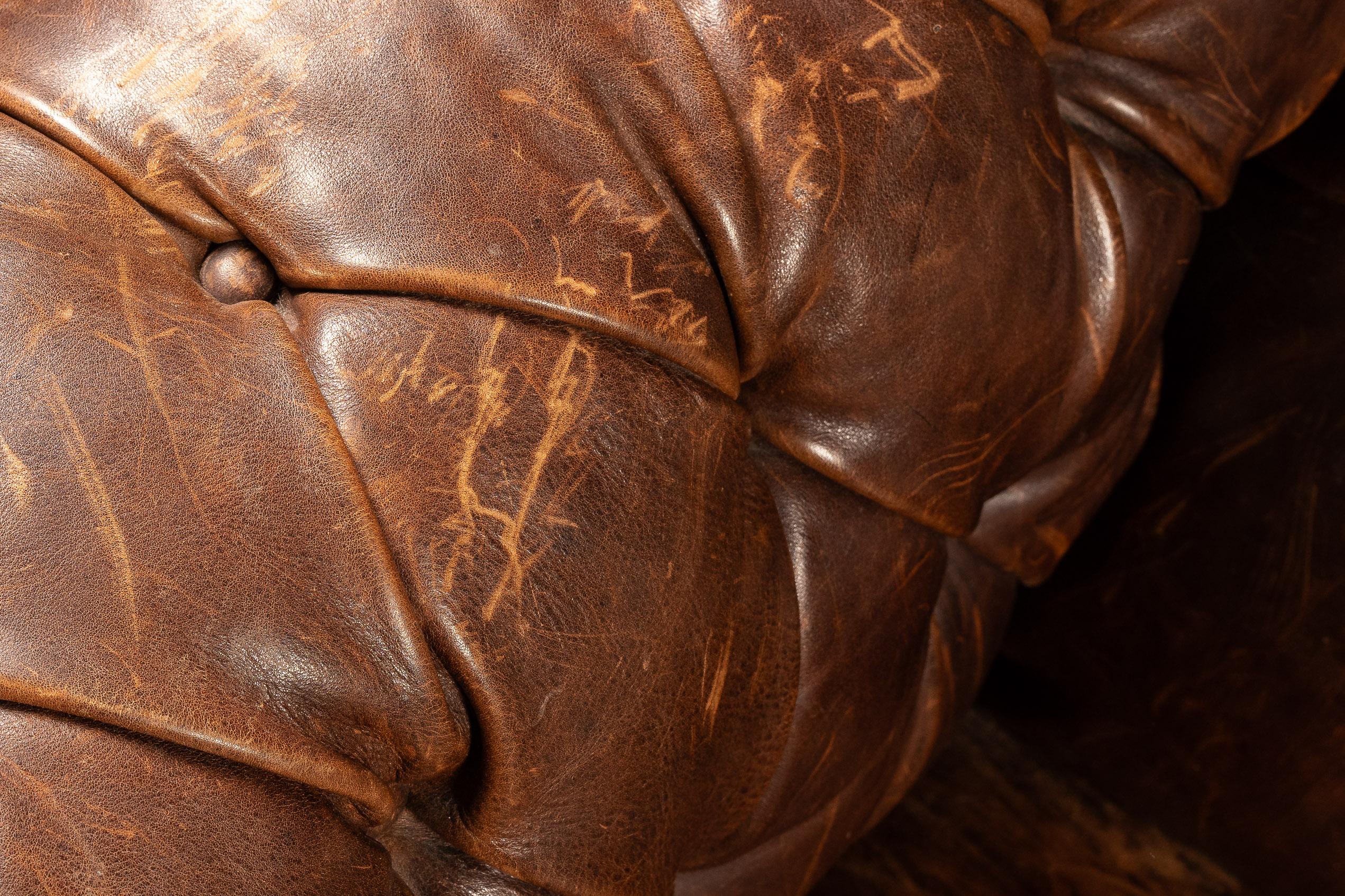 20ième siècle Canapé Chesterfield vintage à double face en cuir caramel en vente