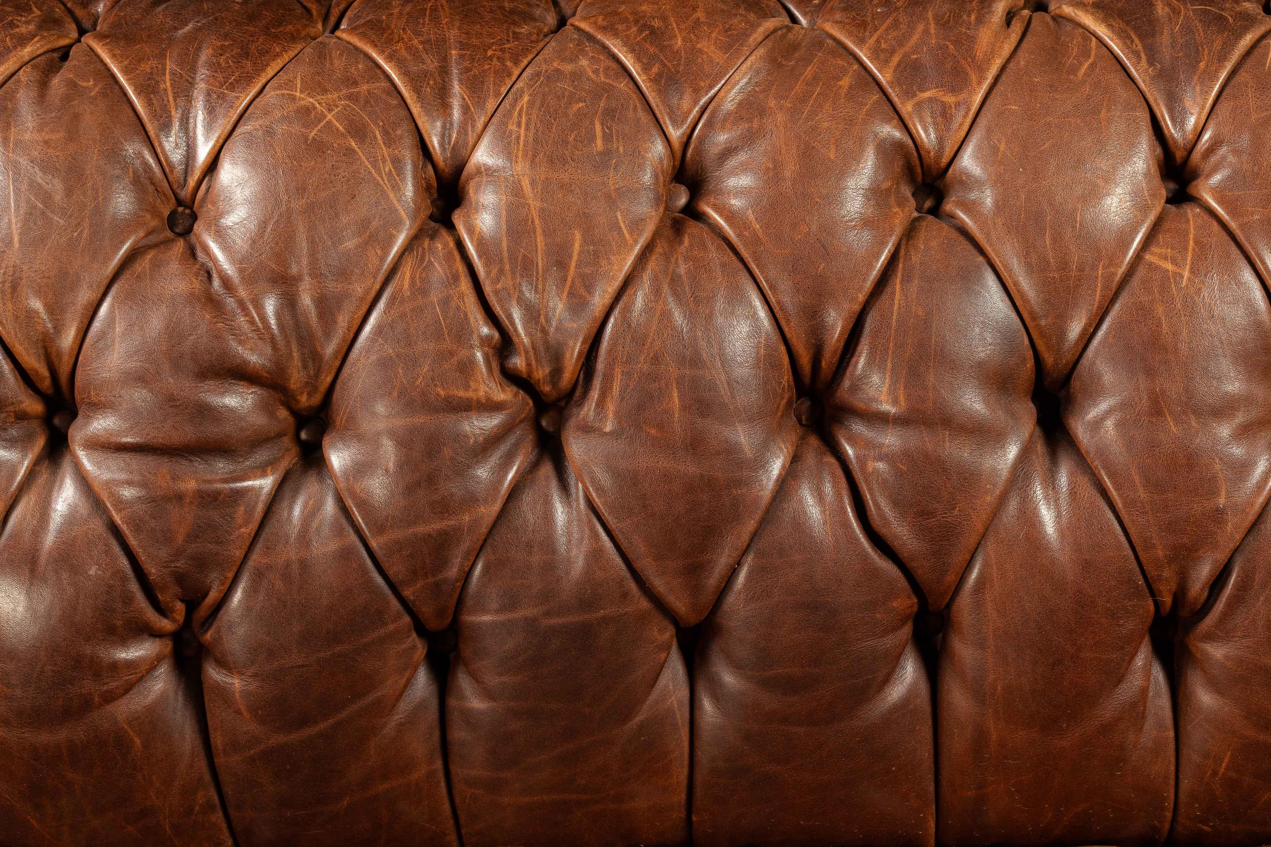 Canapé Chesterfield vintage à double face en cuir caramel en vente 1