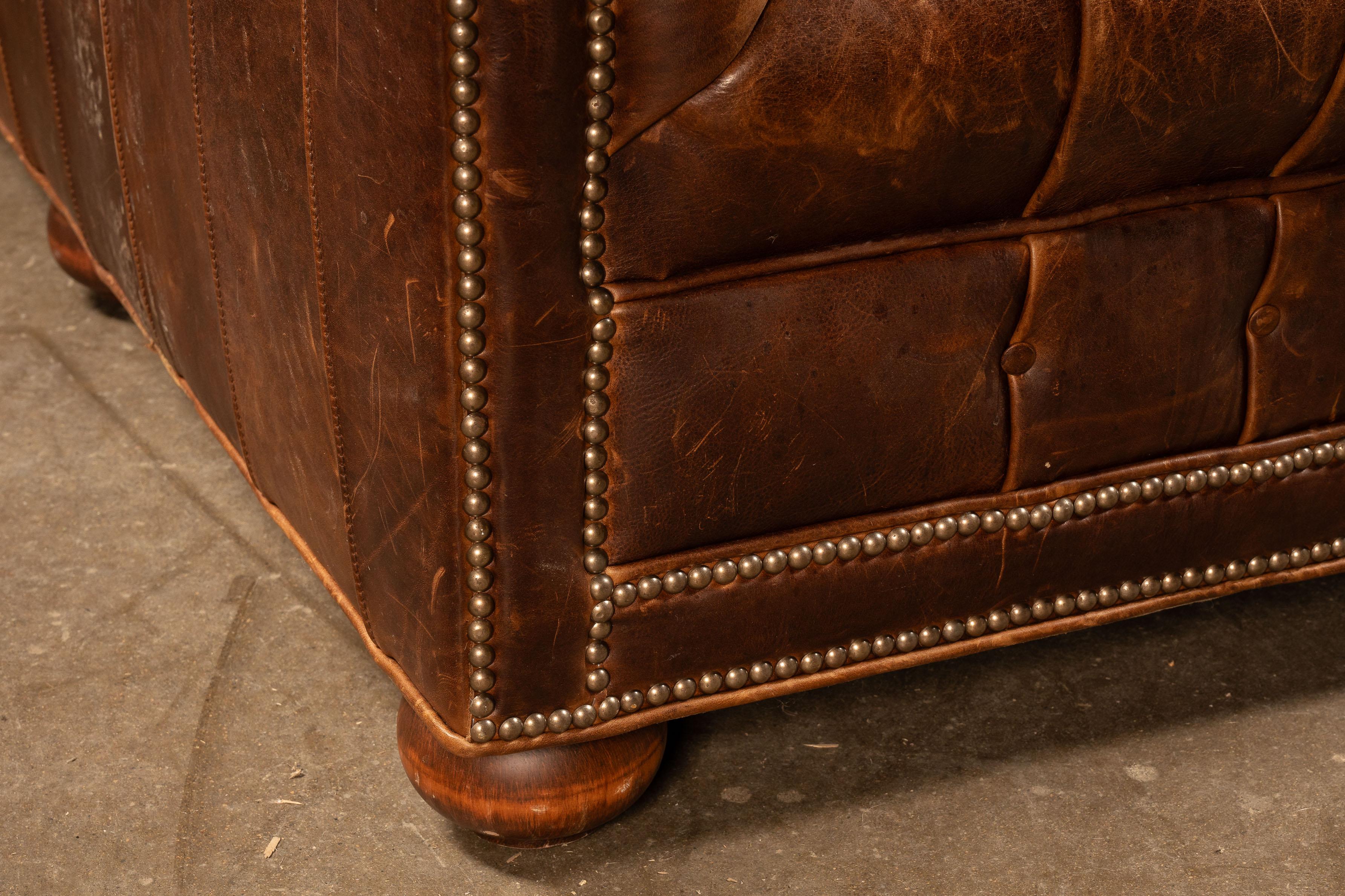 Canapé Chesterfield vintage à double face en cuir caramel en vente 2