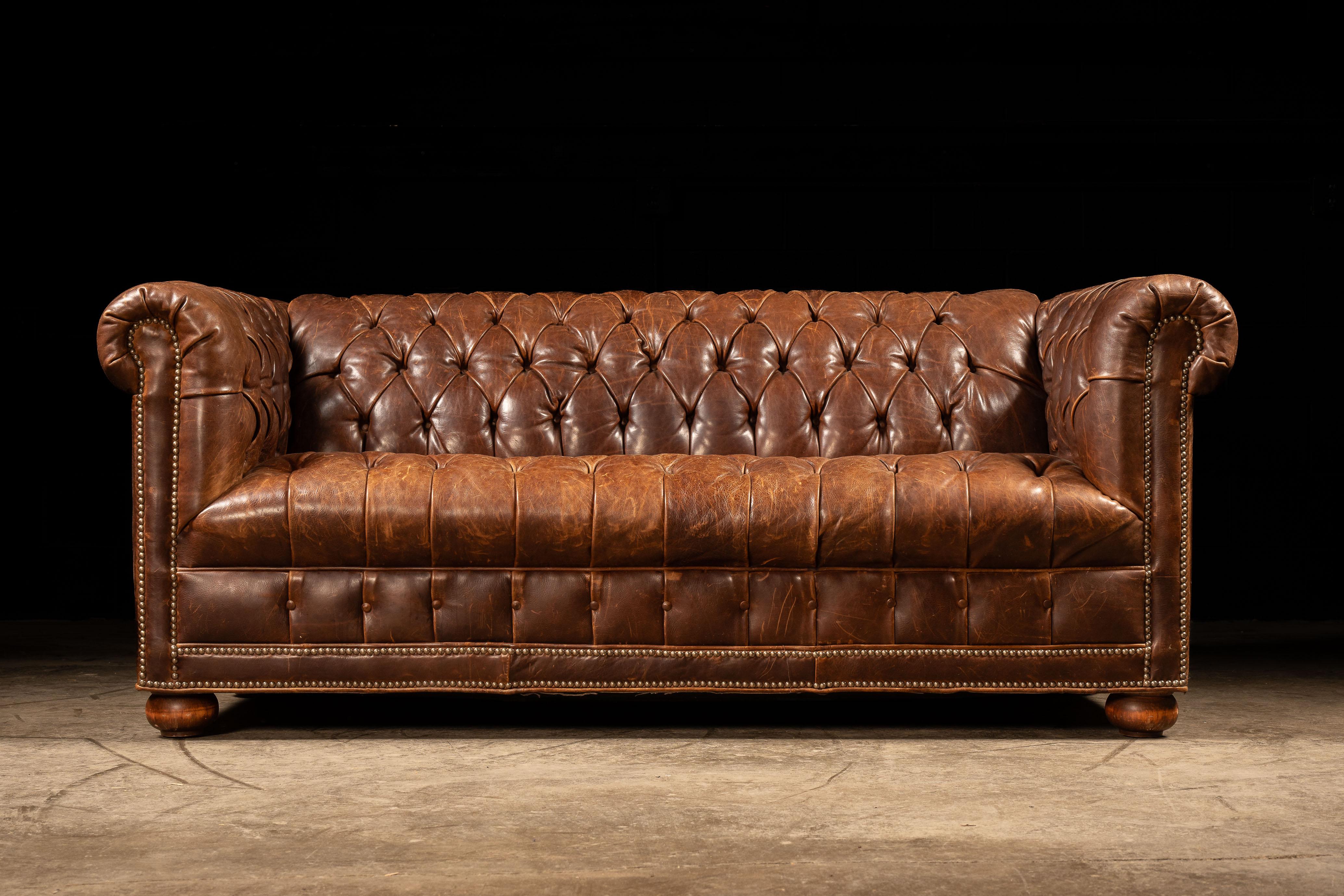 Canapé Chesterfield vintage à double face en cuir caramel en vente 3