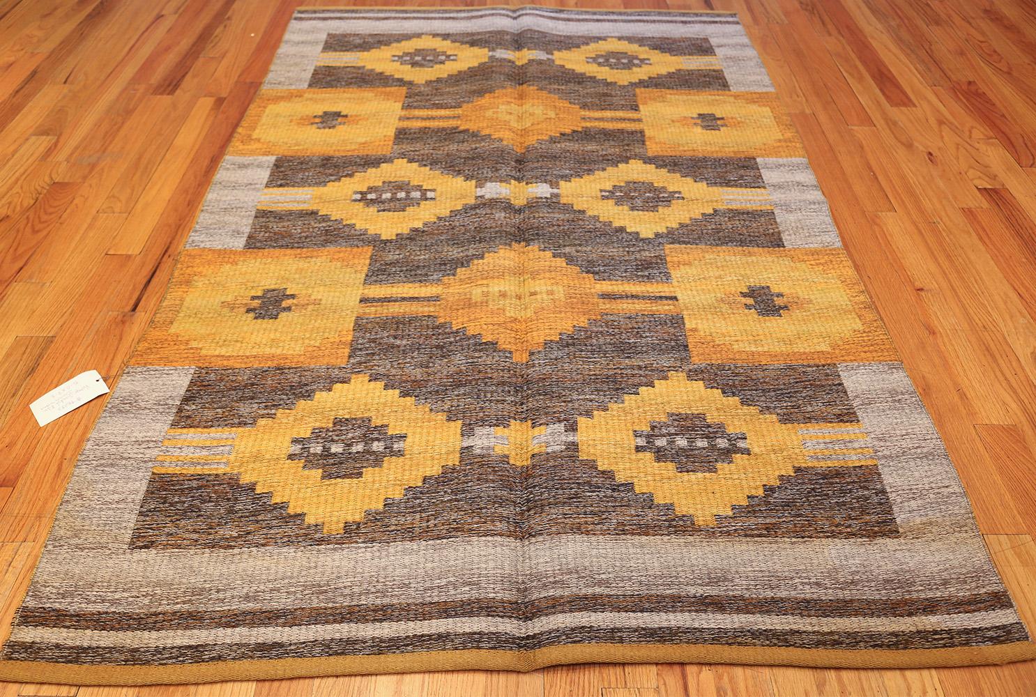 Hand-Woven Vintage Double-Sided Swedish Kilim Rug. Size: 5 ft x 7 ft 8 in (1.52 m x 2.34 m)