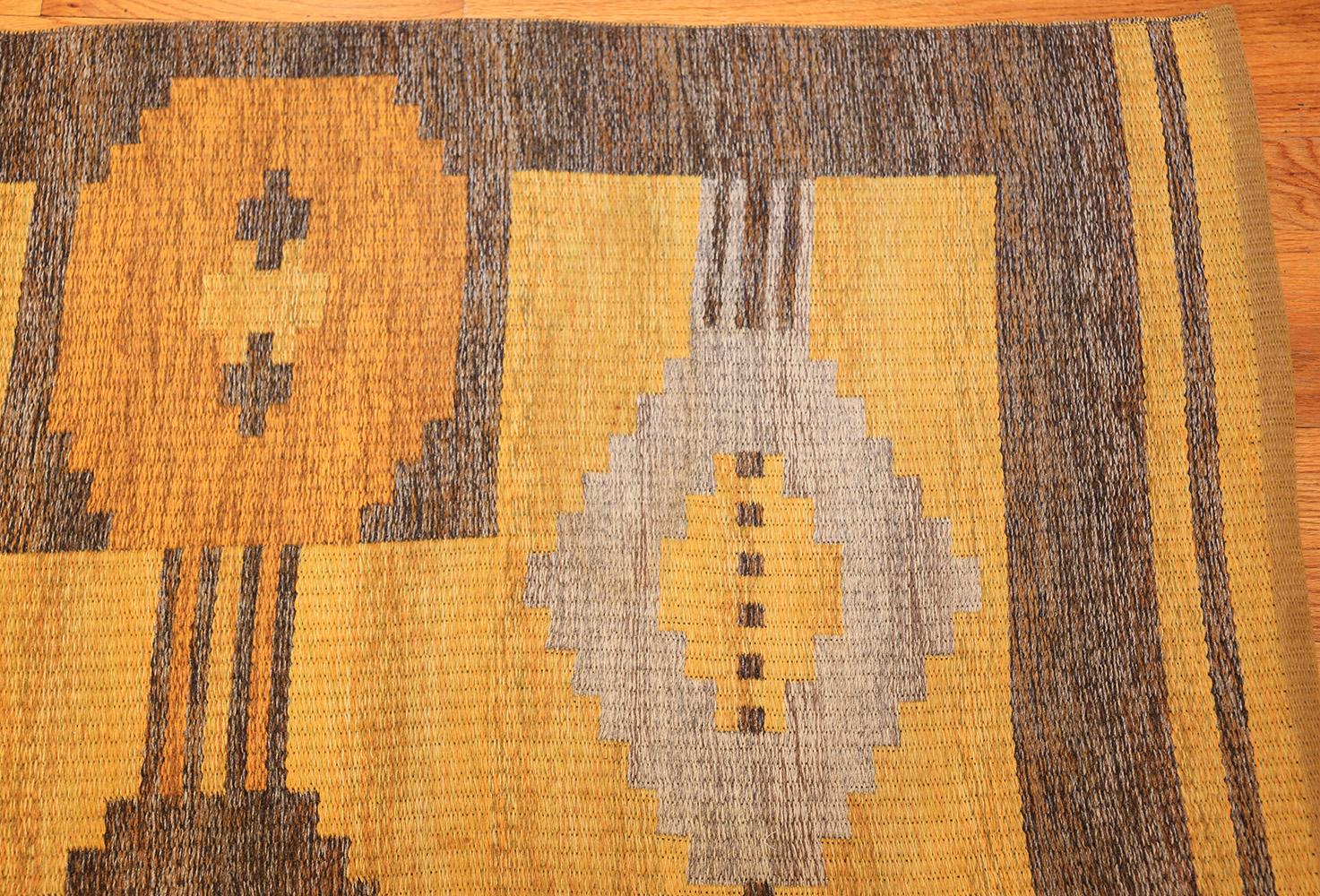 Vintage Double-Sided Swedish Kilim Rug. Size: 5 ft x 7 ft 8 in (1.52 m x 2.34 m) In Excellent Condition In New York, NY