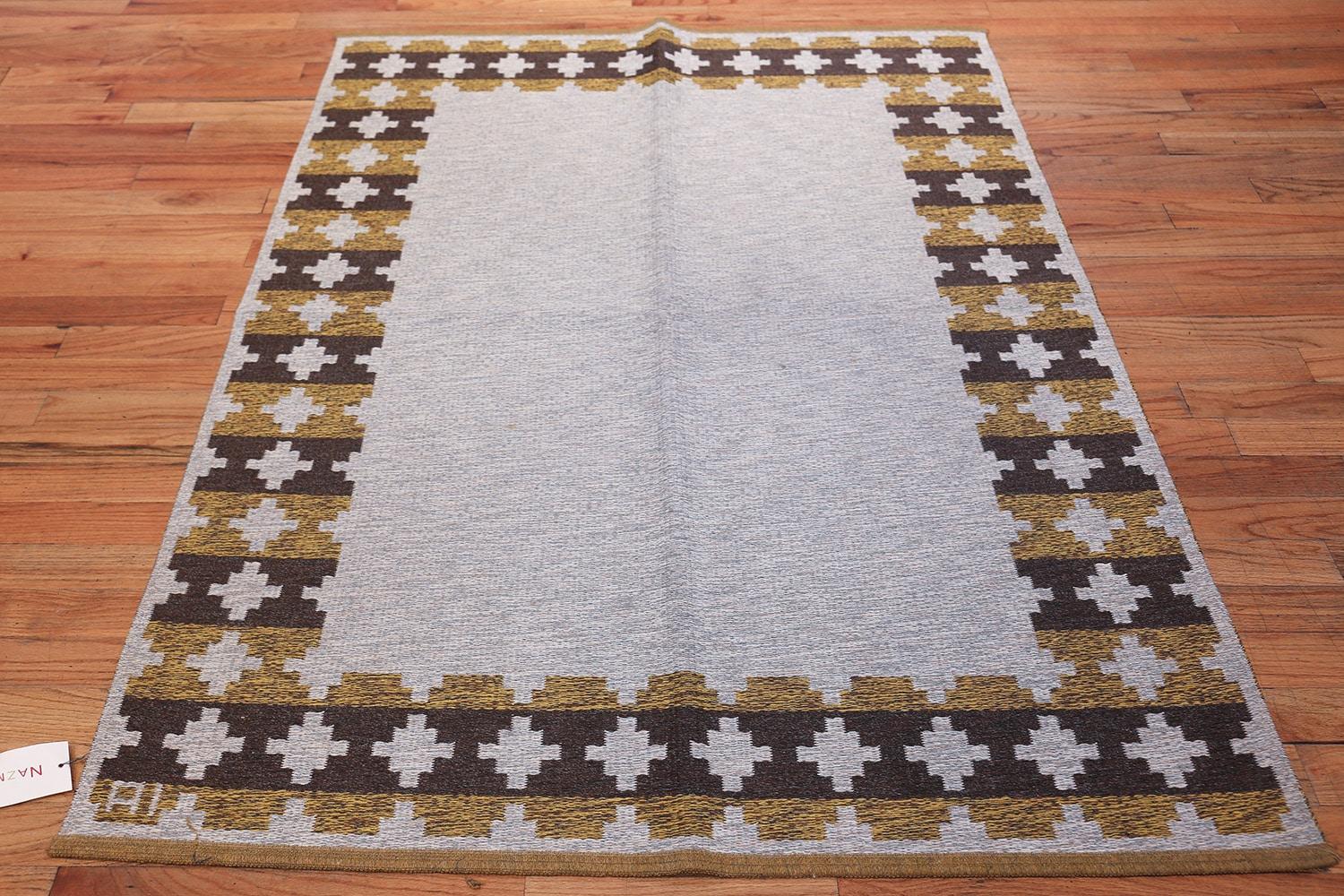 Vintage Double Sided Swedish Kilim Rug. Size: 4 ft 6 in x 6 ft 8 in  In Excellent Condition In New York, NY