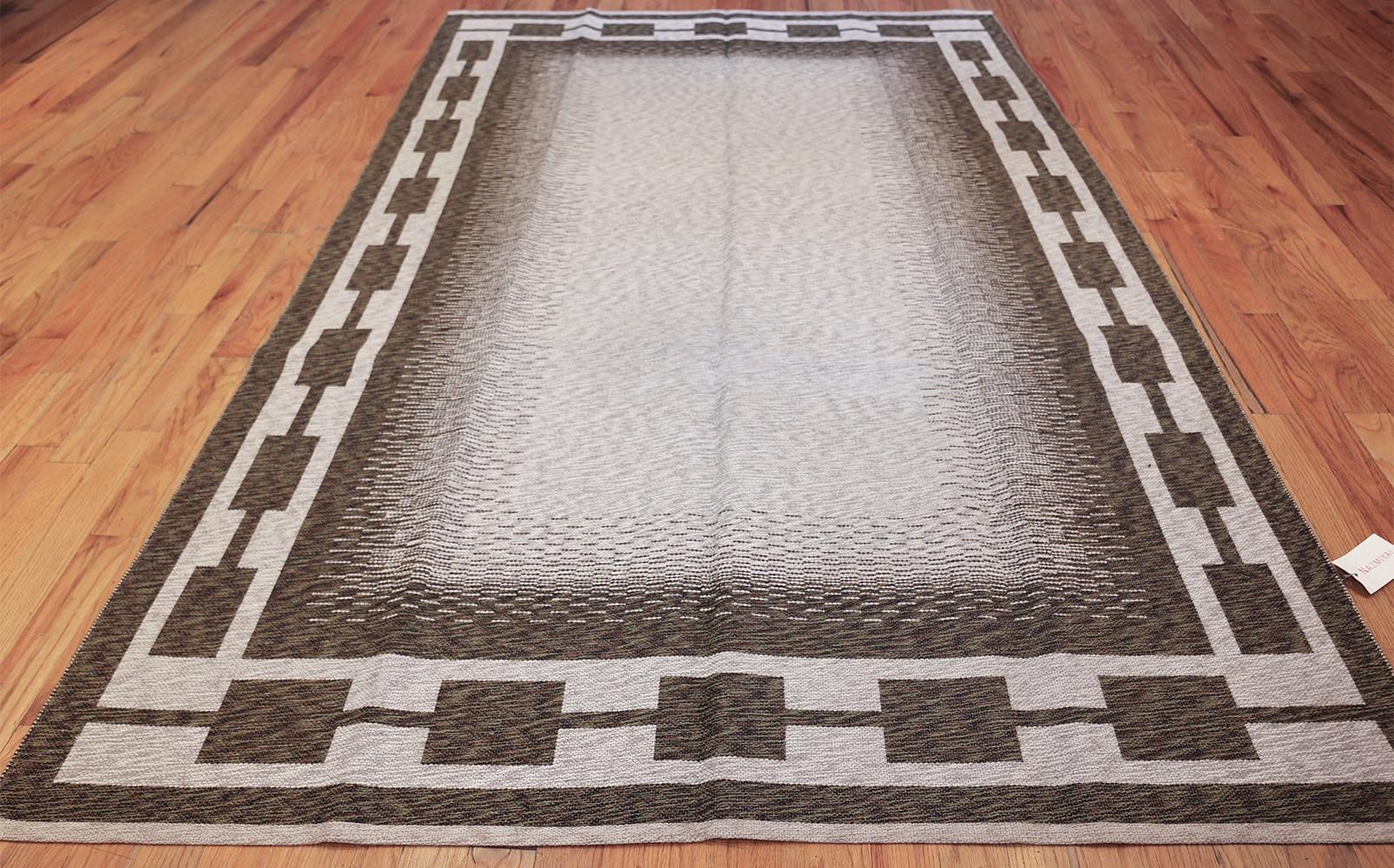 Vintage Double-Sided Swedish Kilim. 6 ft 3 in x 9 ft 5 in  In Excellent Condition For Sale In New York, NY