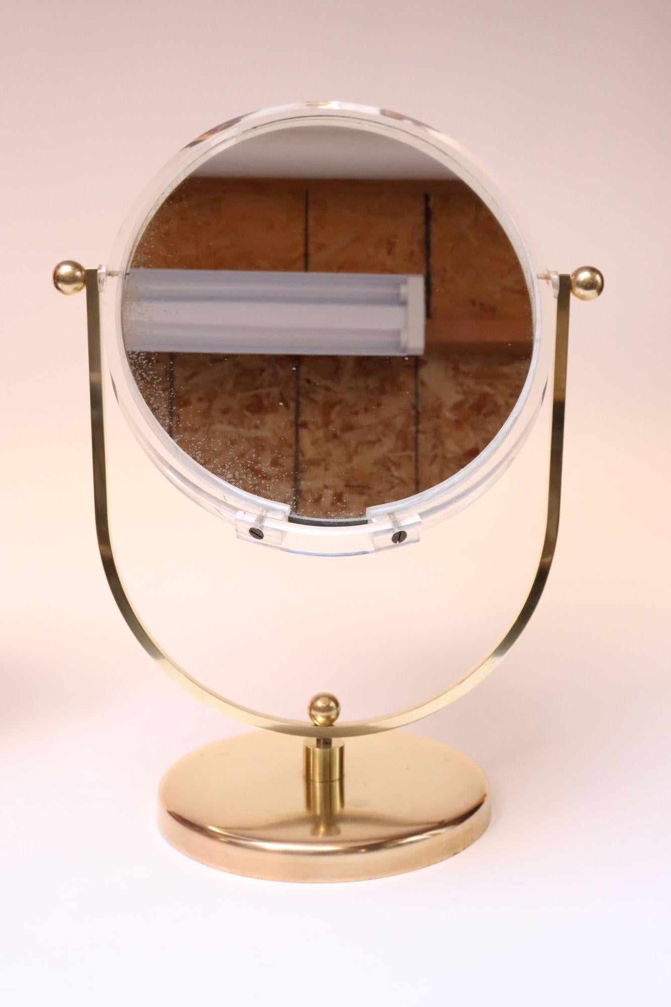 Vintage Beidseitiger Kosmetikspiegel aus Messing und Lucite von Charles Hollis Jones (amerikanisch) im Angebot