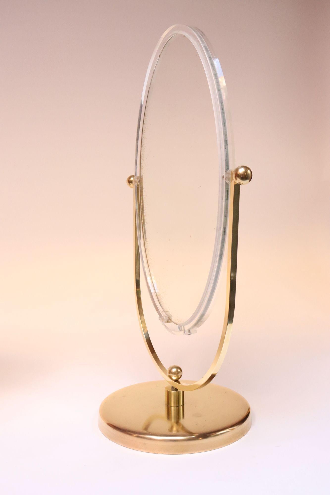 Vintage Beidseitiger Kosmetikspiegel aus Messing und Lucite von Charles Hollis Jones im Angebot 1