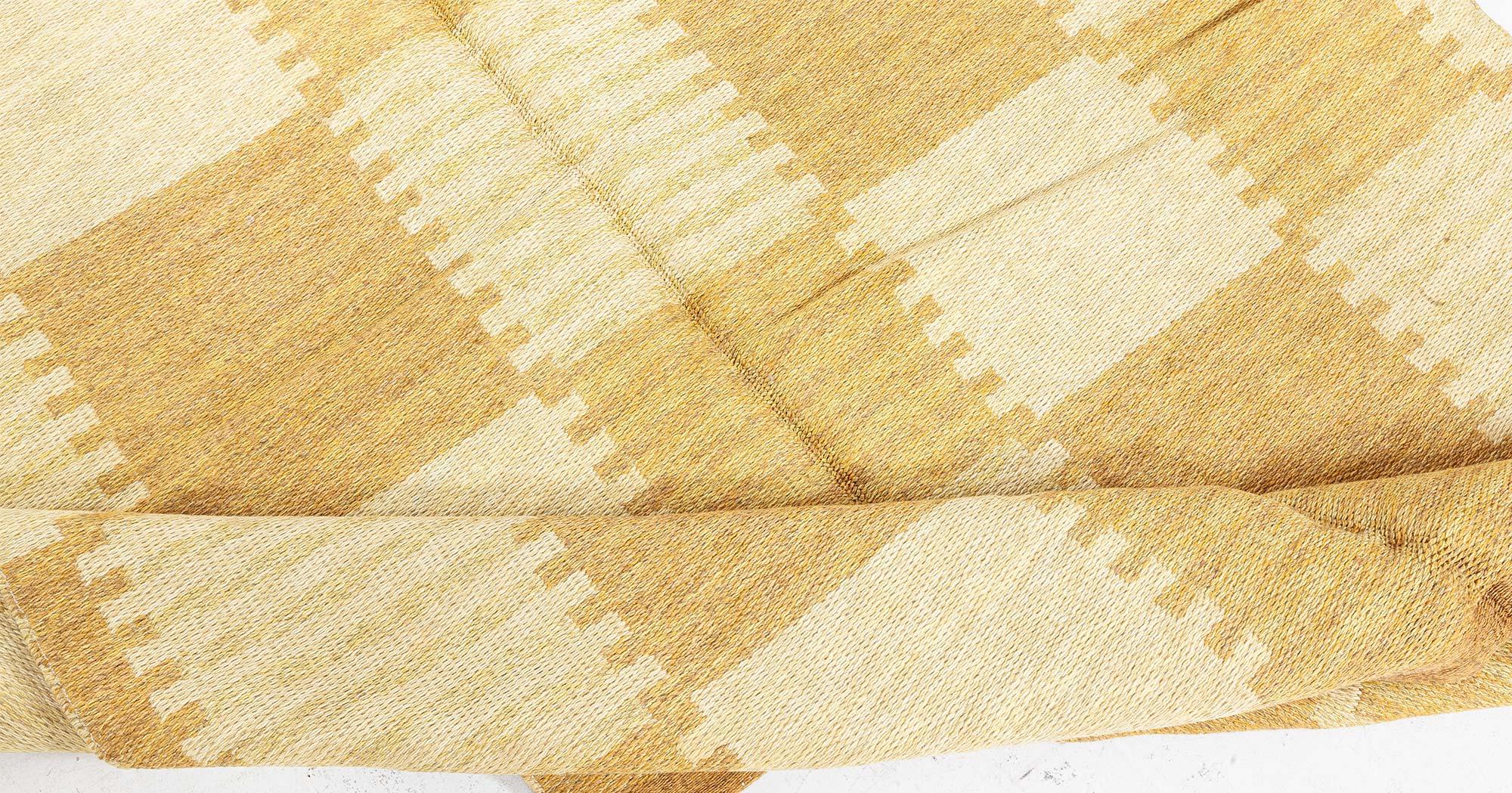 Tapis suédois en laine tissée à plat, double face, jaune moutarde, du milieu du 20e siècle
Taille : 5'4