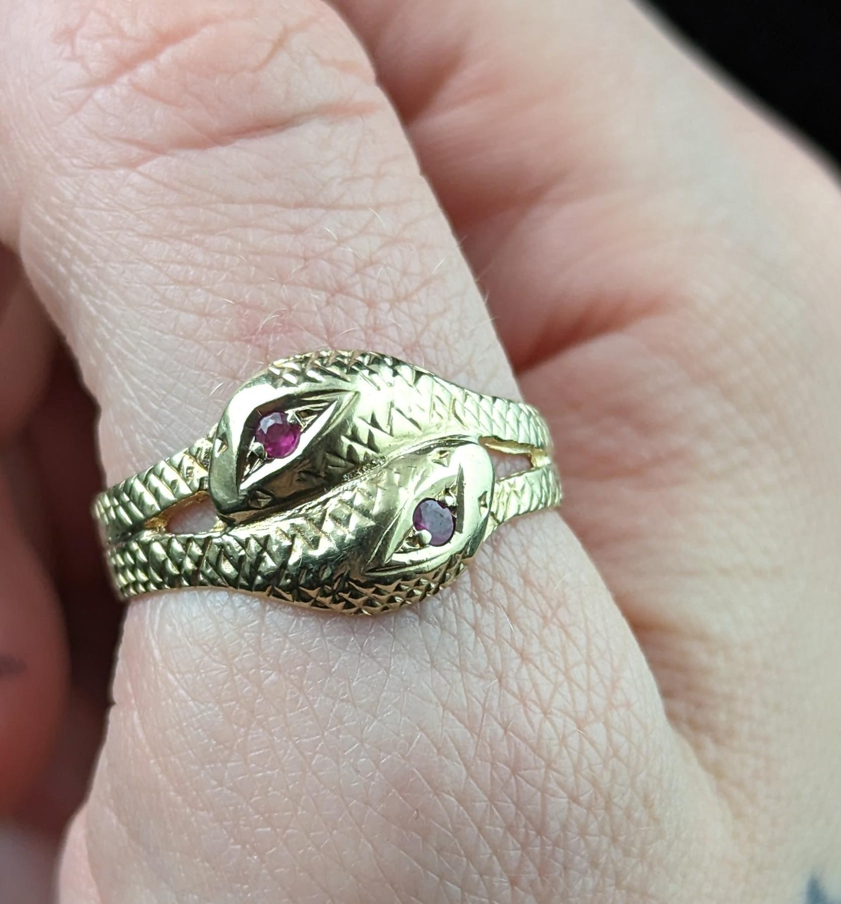 Vintage double snake ring, 9k yellow gold, Ruby  For Sale 7