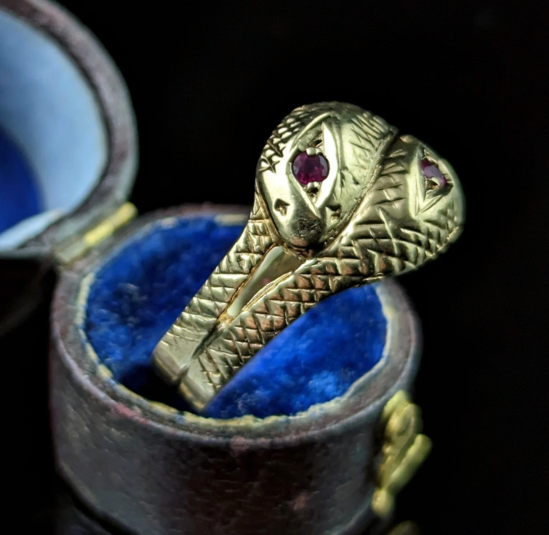 Egyptian Revival Vintage double snake ring, 9k yellow gold, Ruby