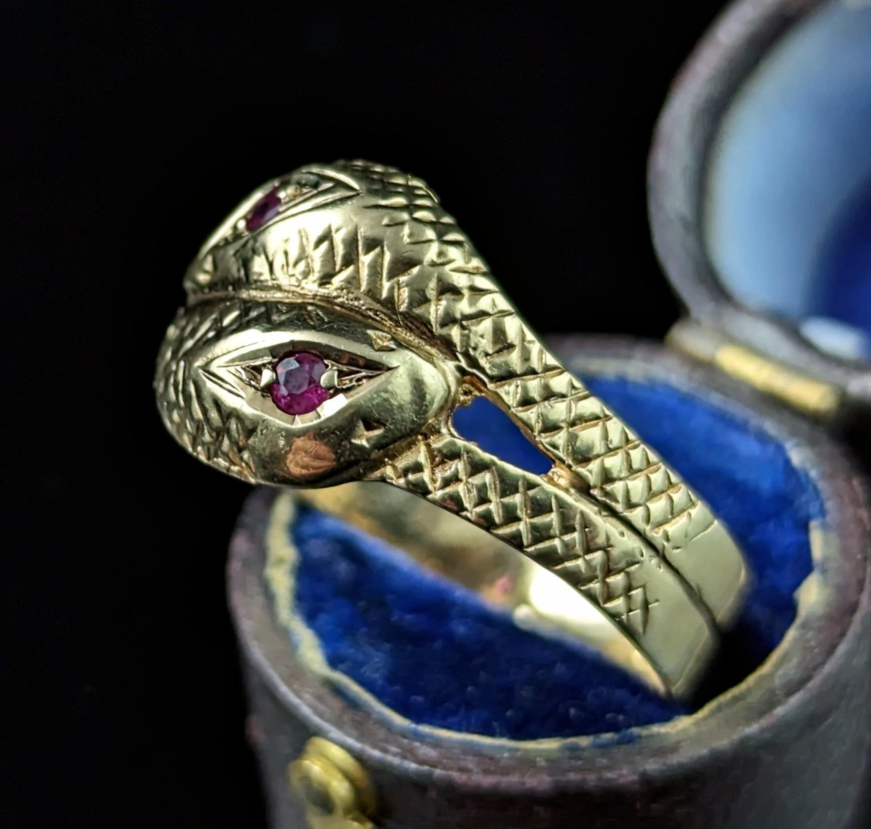 Round Cut Vintage double snake ring, 9k yellow gold, Ruby
