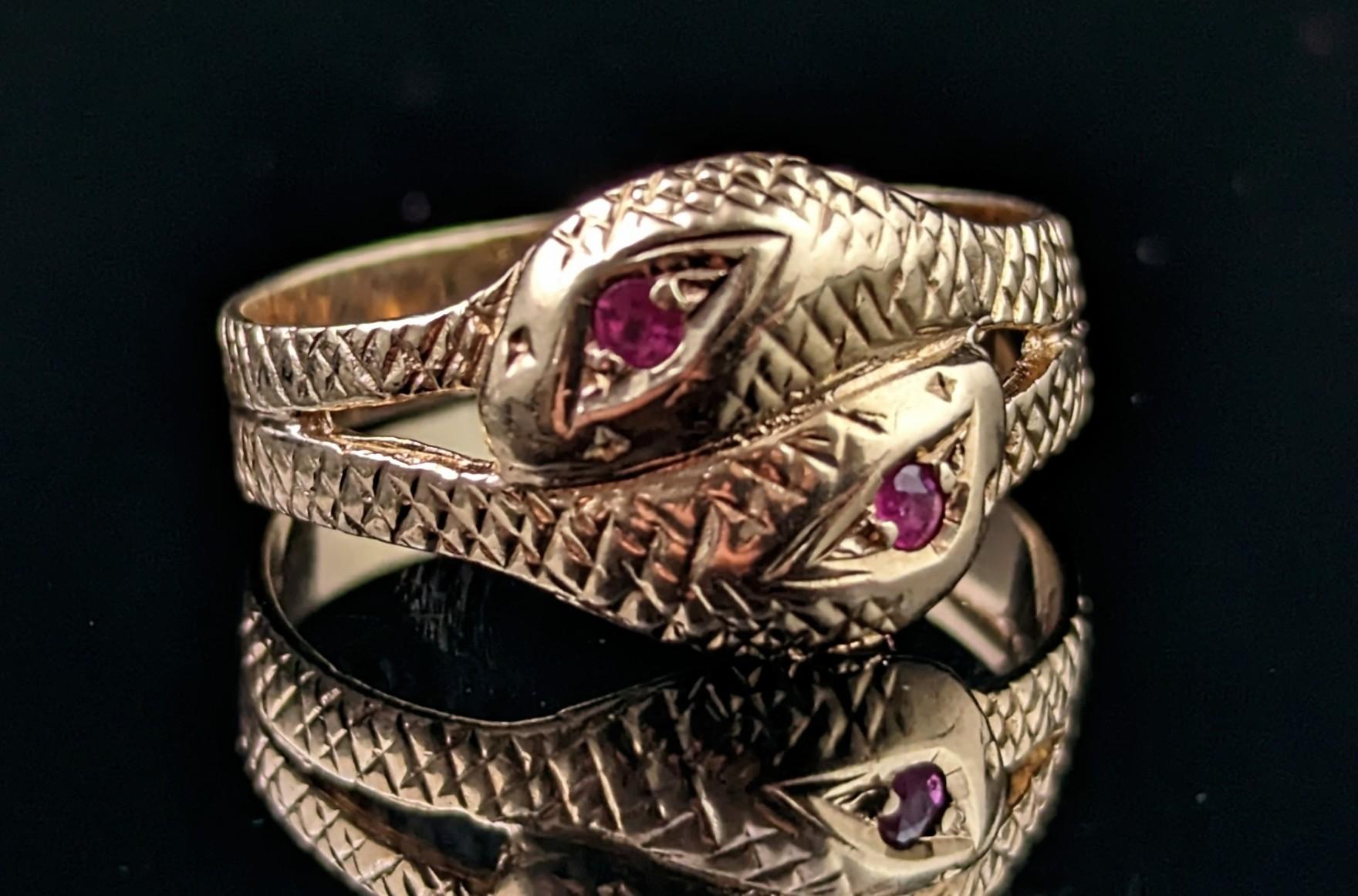 Vintage double snake ring, 9k yellow gold, Ruby In Good Condition In NEWARK, GB