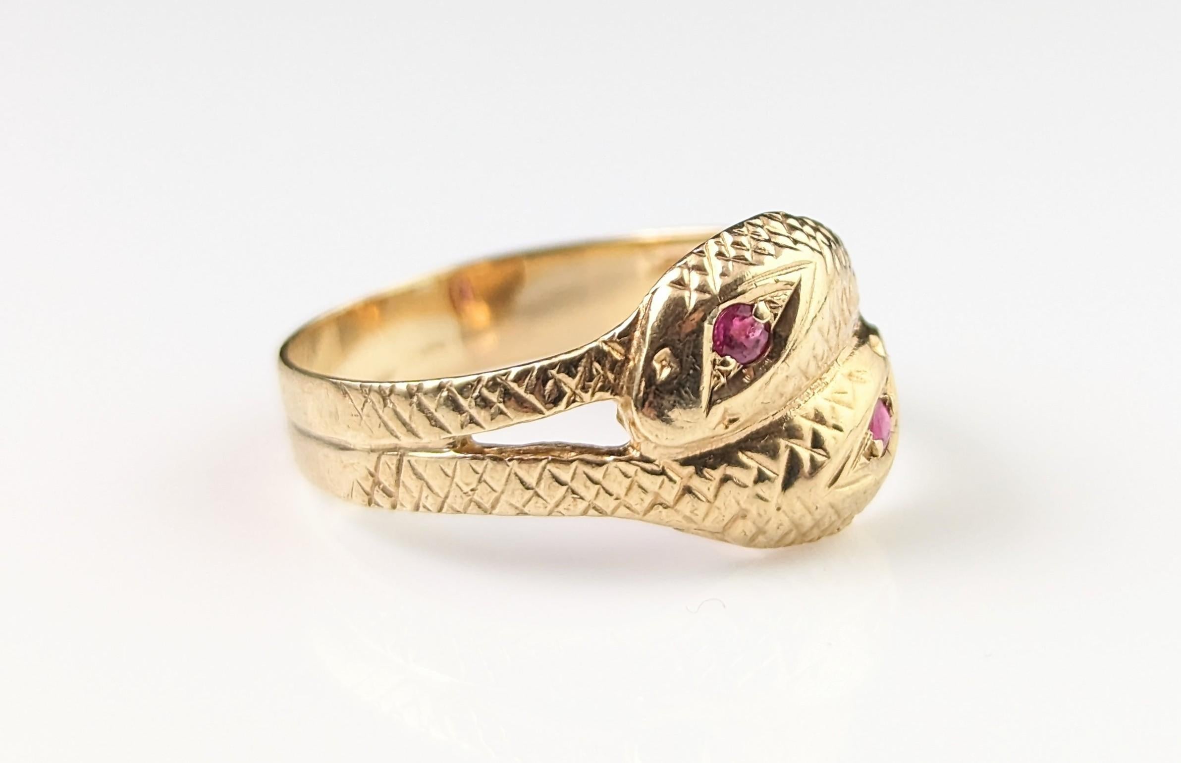 Vintage double snake ring, 9k yellow gold, Ruby  For Sale 1