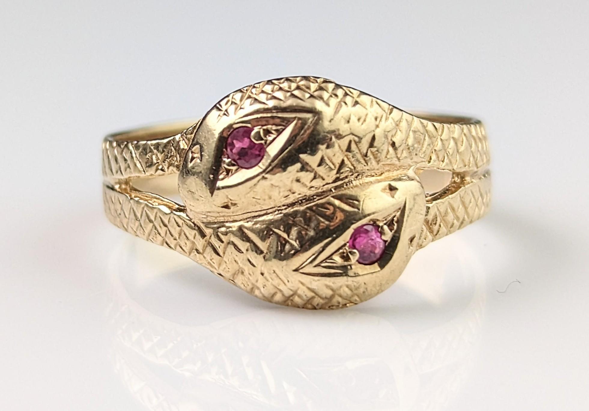 Vintage double snake ring, 9k yellow gold, Ruby  For Sale 2