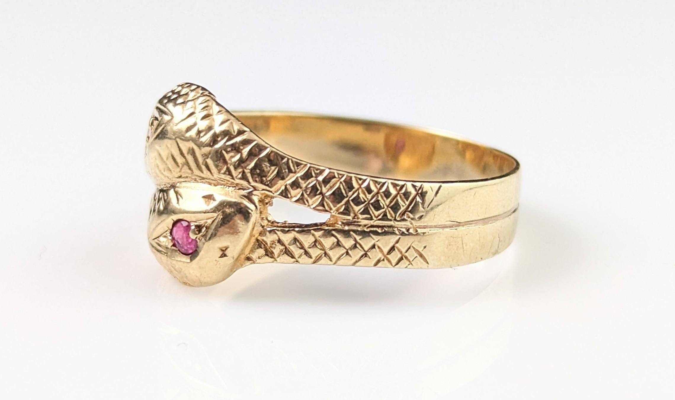 Vintage double snake ring, 9k yellow gold, Ruby  For Sale 3