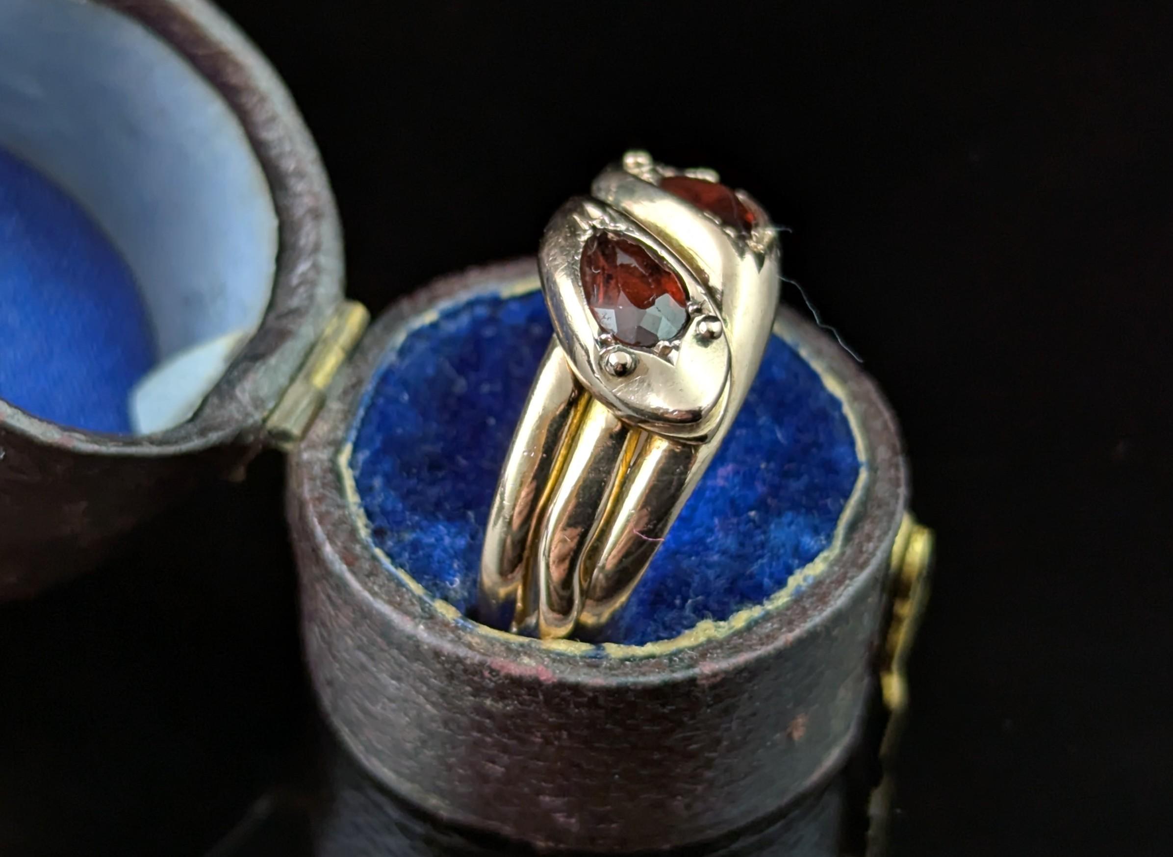 Vintage Double snake ring, Garnet, 9k rose gold In Good Condition In NEWARK, GB