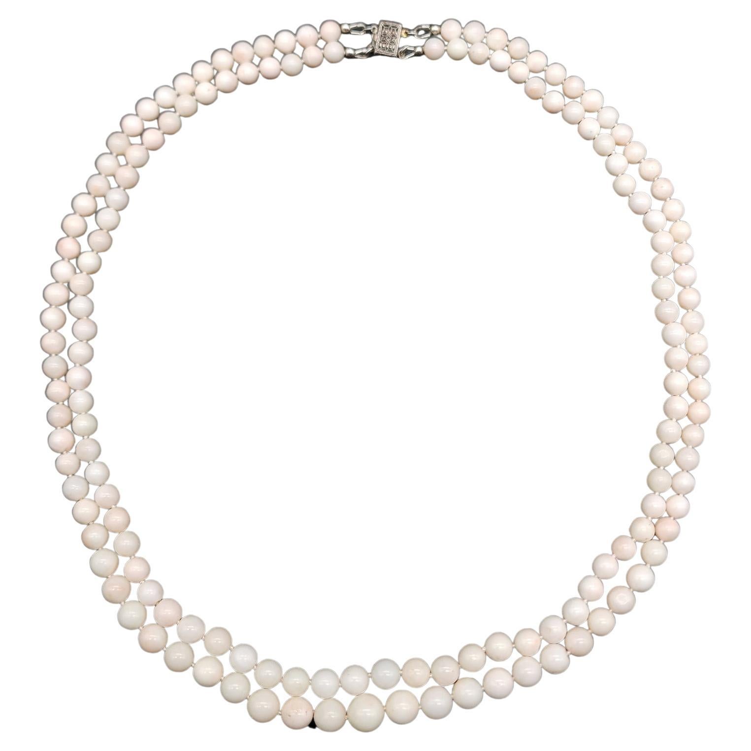Doppelreihige Vintage-Perlenkette aus Engelshaut-Koralle mit abgestuften Perlen, Sterlingsilber