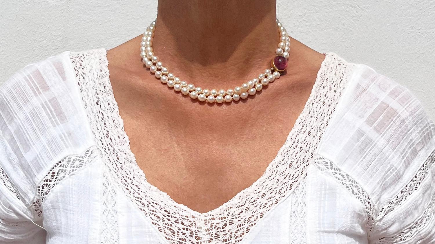 This double strand pearl necklace has cultured pearls with a beautiful creamy colour. The necklace closes with a 18 karat gold clasp box which is adorned with a pink tourmaline.

No matter if your style skews more minimalist or if you want something