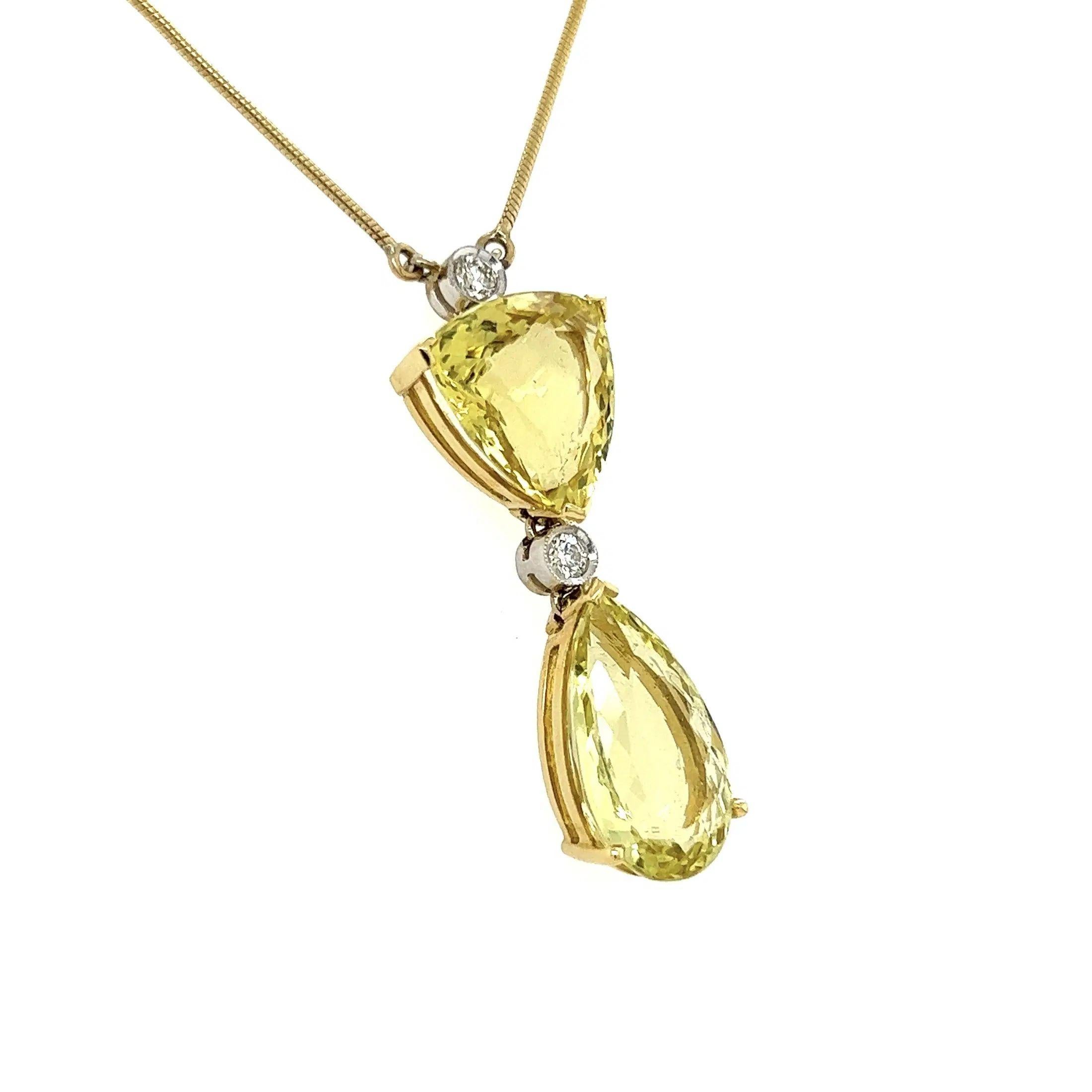 Einfach schön! Vintage Double Yellow Beryl and Diamond Gold Drop Necklace. 2 gelbe Beryll-Anhänger mit einem Gewicht von ca. 12 tcw hängend. Zentriert und akzentuiert durch runde Diamanten; Gewicht ca. 0,18 Karat. Handgefertigte Fassung aus 14K