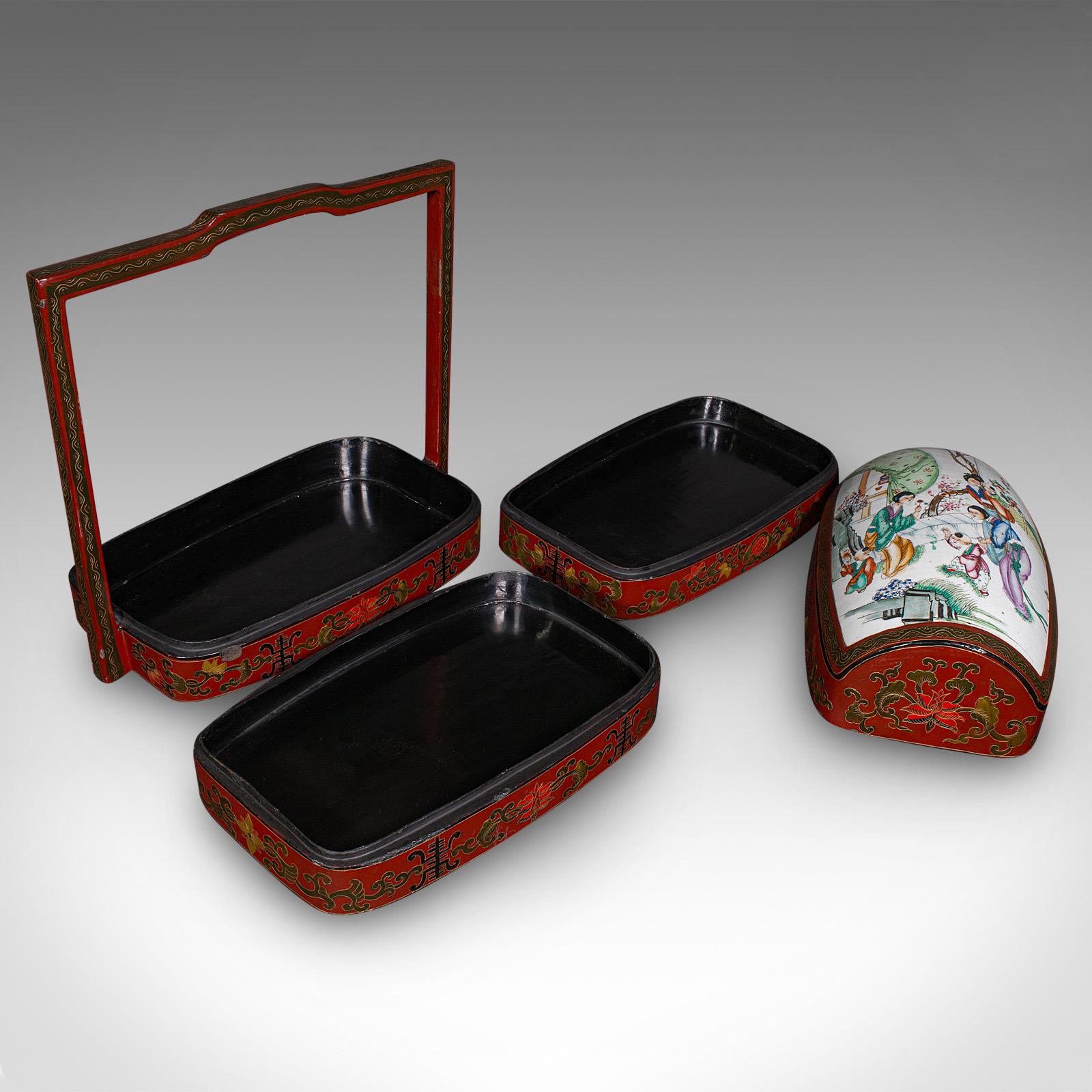 Il s'agit d'un charmant coffre à dot vintage. Nichoir oriental laqué avec insert en céramique, datant de la période Art déco, vers 1930. Merveilleusement décoratif et pratique, ce coffre à quatre couches offre un style distinctif et un attrait