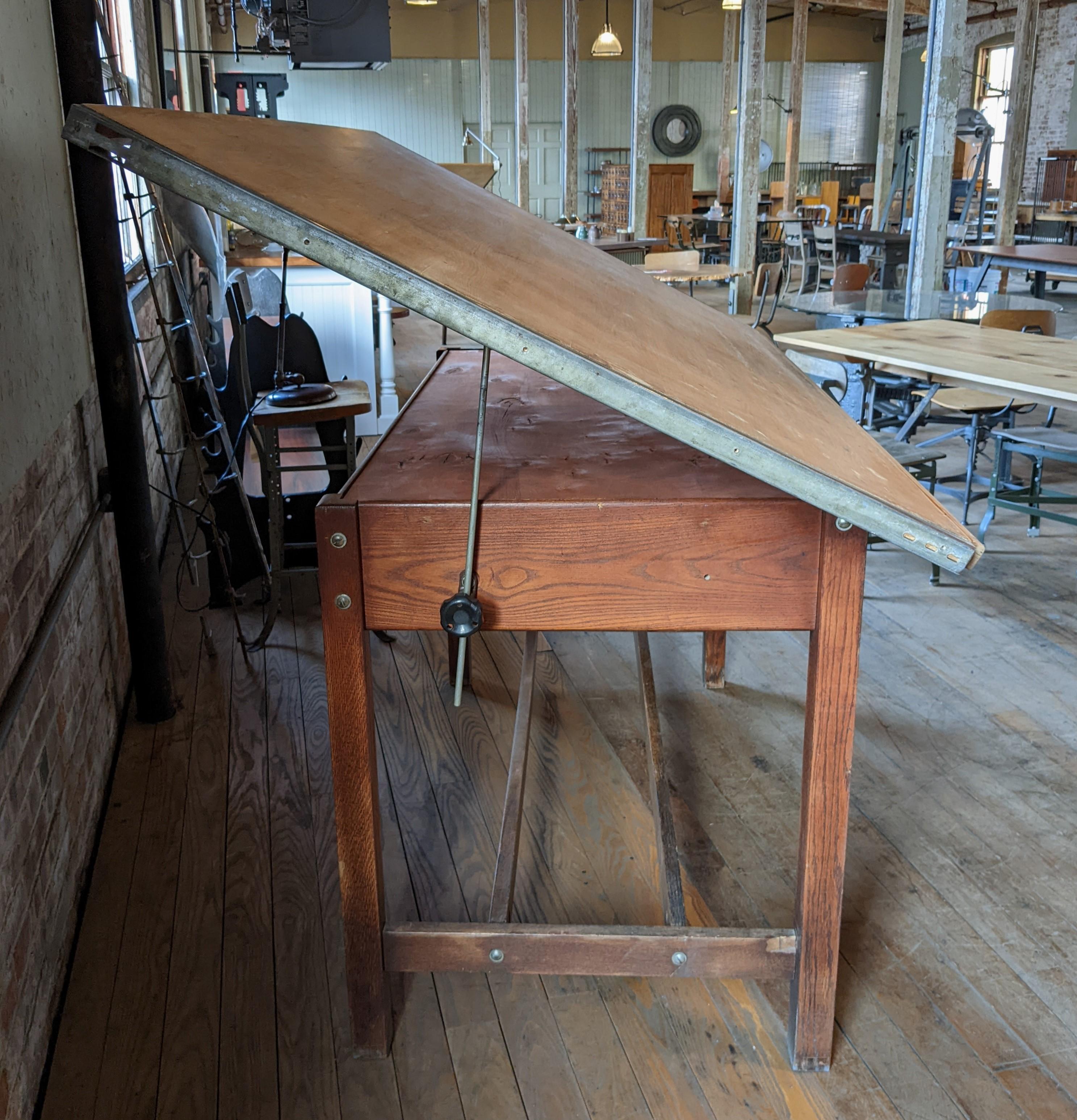 Vintage Drafting Table / Desk In Good Condition For Sale In Oakville, CT