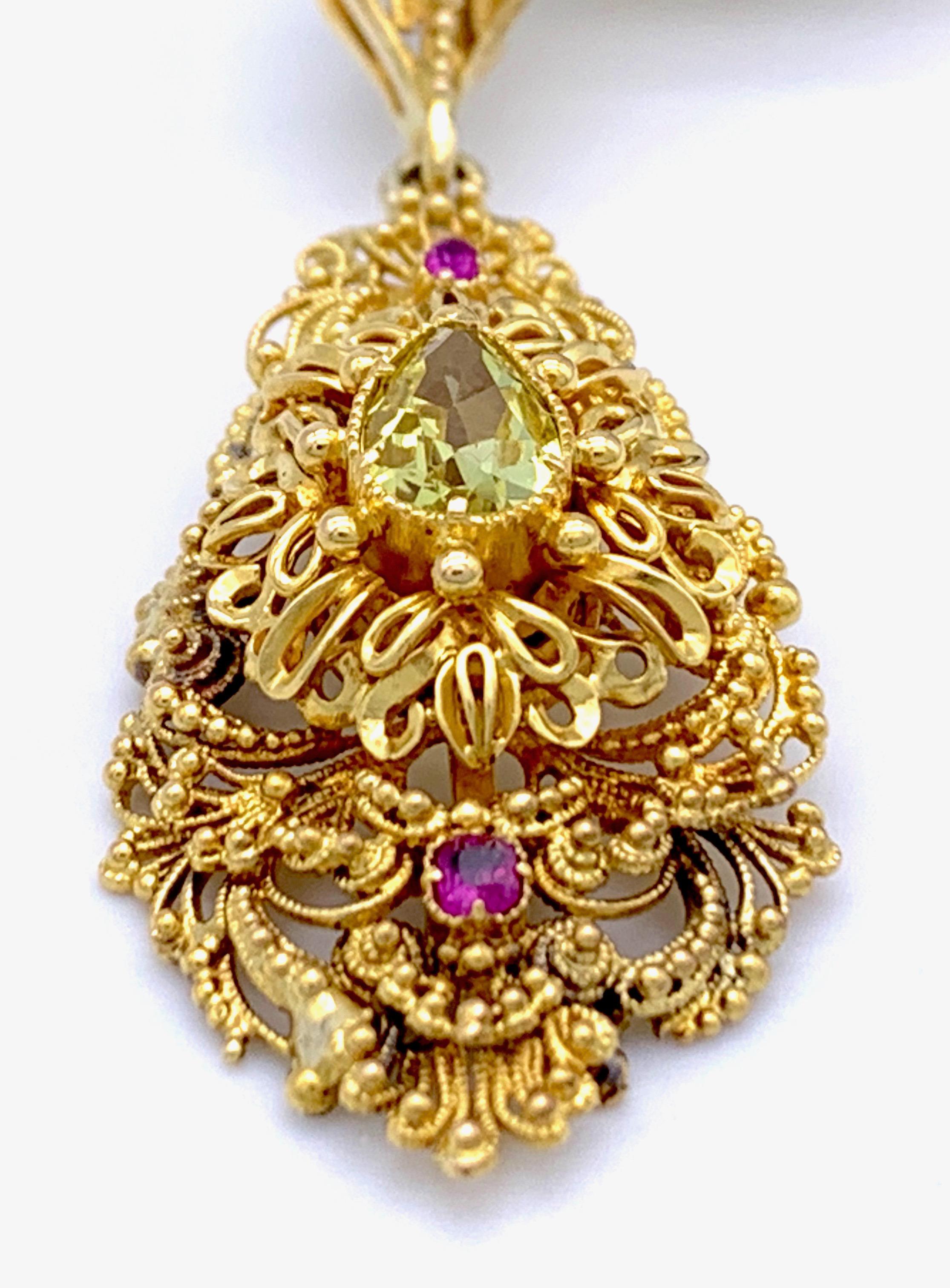 Vintage Dragon Carved Jadeite Topas Ruby 18 Karat Gold Brooch with Pendant In Excellent Condition For Sale In Munich, Bavaria