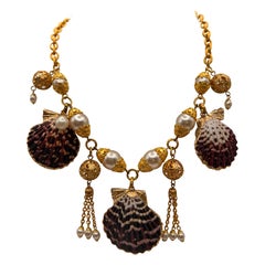 Collar vintage de estilo dramático con perlas de imitación, diamantes de imitación y concha marina en tono dorado