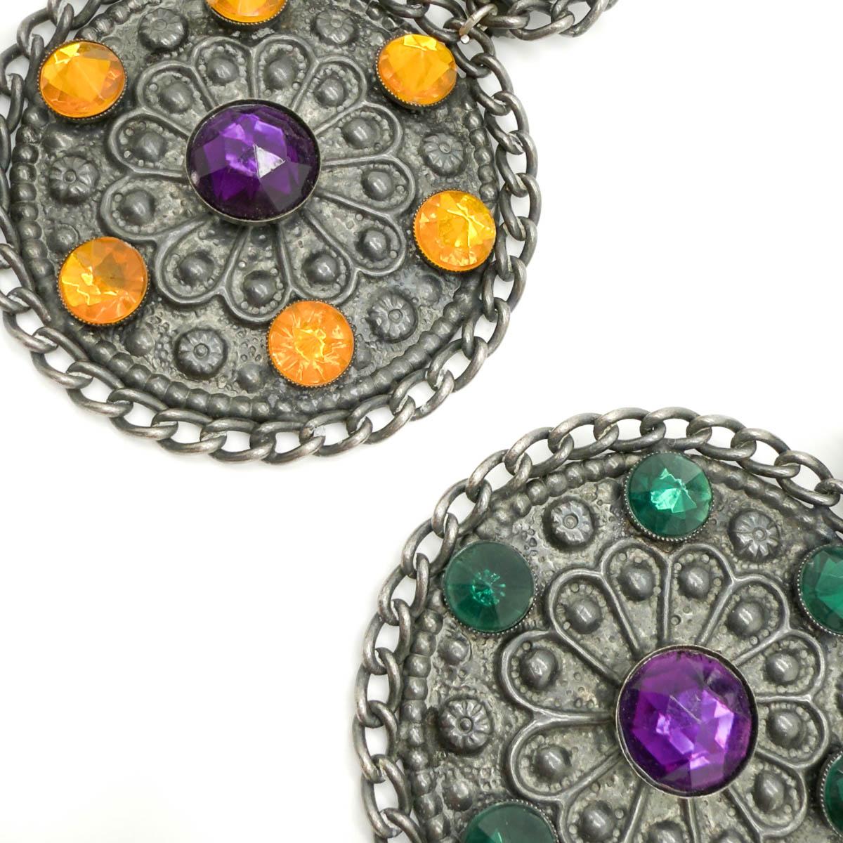 Ein supergroßes Paar Vintage Statement Jewelled Shield Earrings. Wahrscheinlich französischer Herkunft. Das antikisierte Metall mit seinen Repoussier- und Kettenarbeiten ist kunstvoll mit facettierten Glassteinen in Amethyst-, Citrin- und