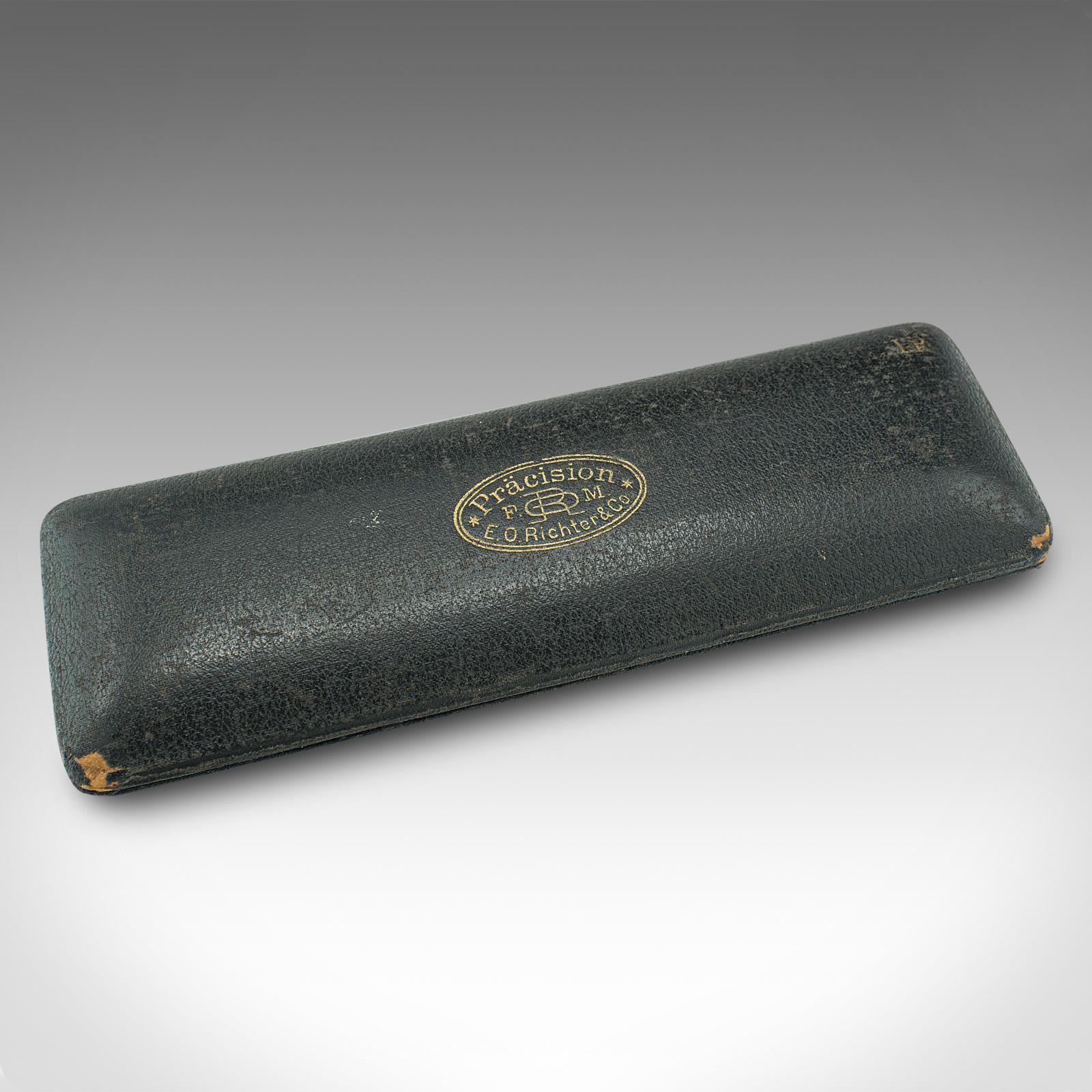 Il s'agit d'un set de dessinateur d'époque. Set d'instruments de dessin allemand en maillechort par E.O. Richter CIRCA, datant du milieu du 20e siècle, vers 1930.

Jeu d'instruments de cinq pièces en bon état
Présentant une patine vieillie
