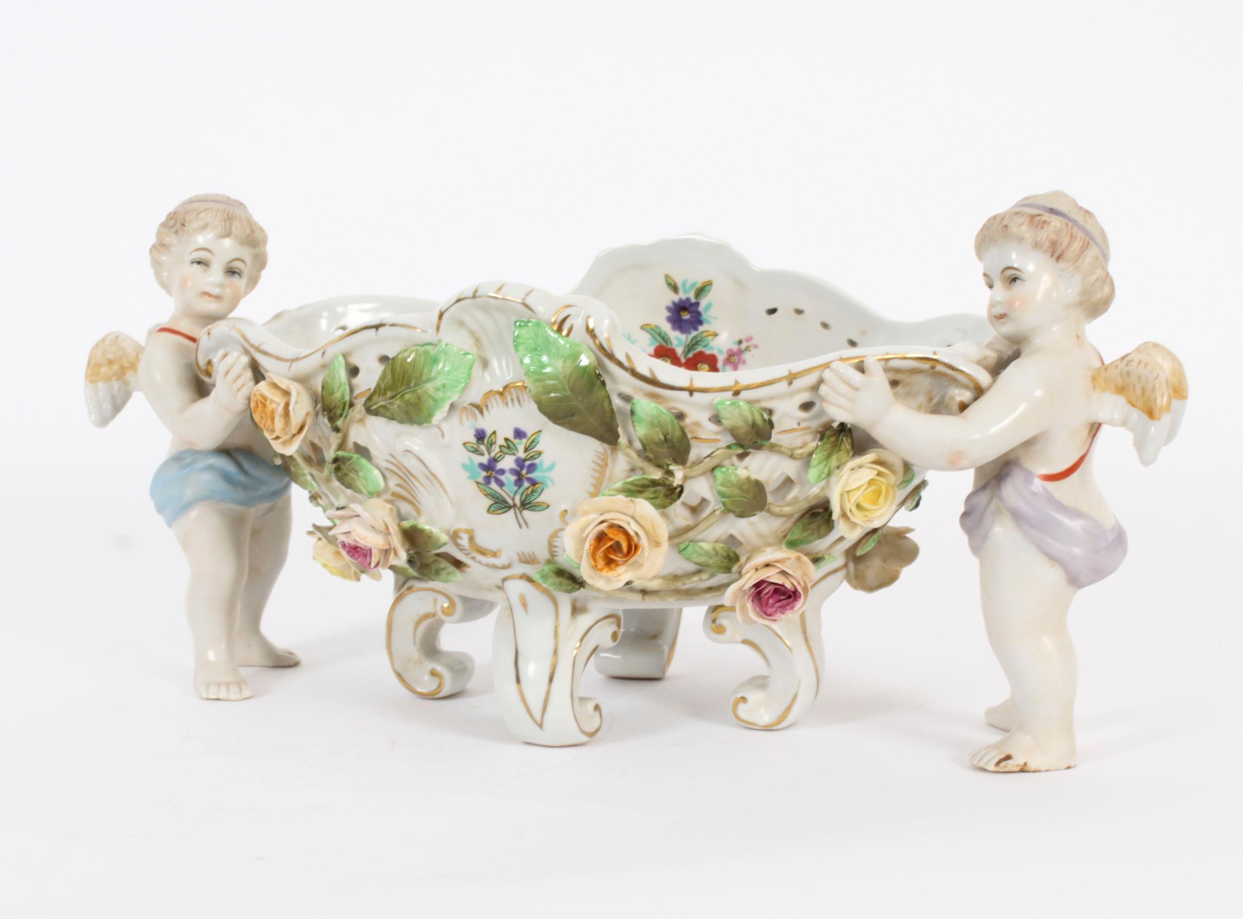 Fin du 20e siècle Centre de table vintage en porcelaine de style Dresde 20ème siècle en vente