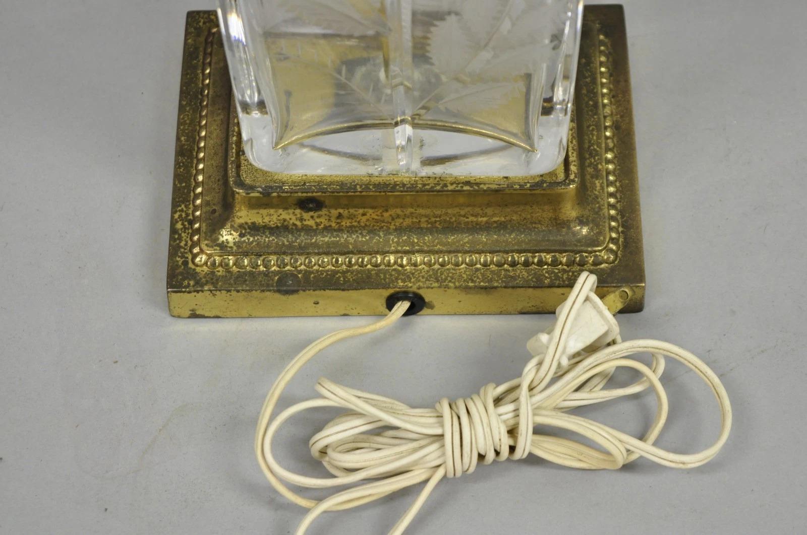 Paire de lampes de table victoriennes en cristal taillé et fleurs en laiton - Vintage By By By en vente 3