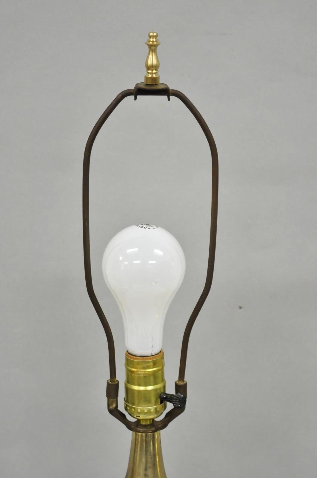 Paire de lampes de table victoriennes en cristal taillé et fleurs en laiton - Vintage By By By en vente 4